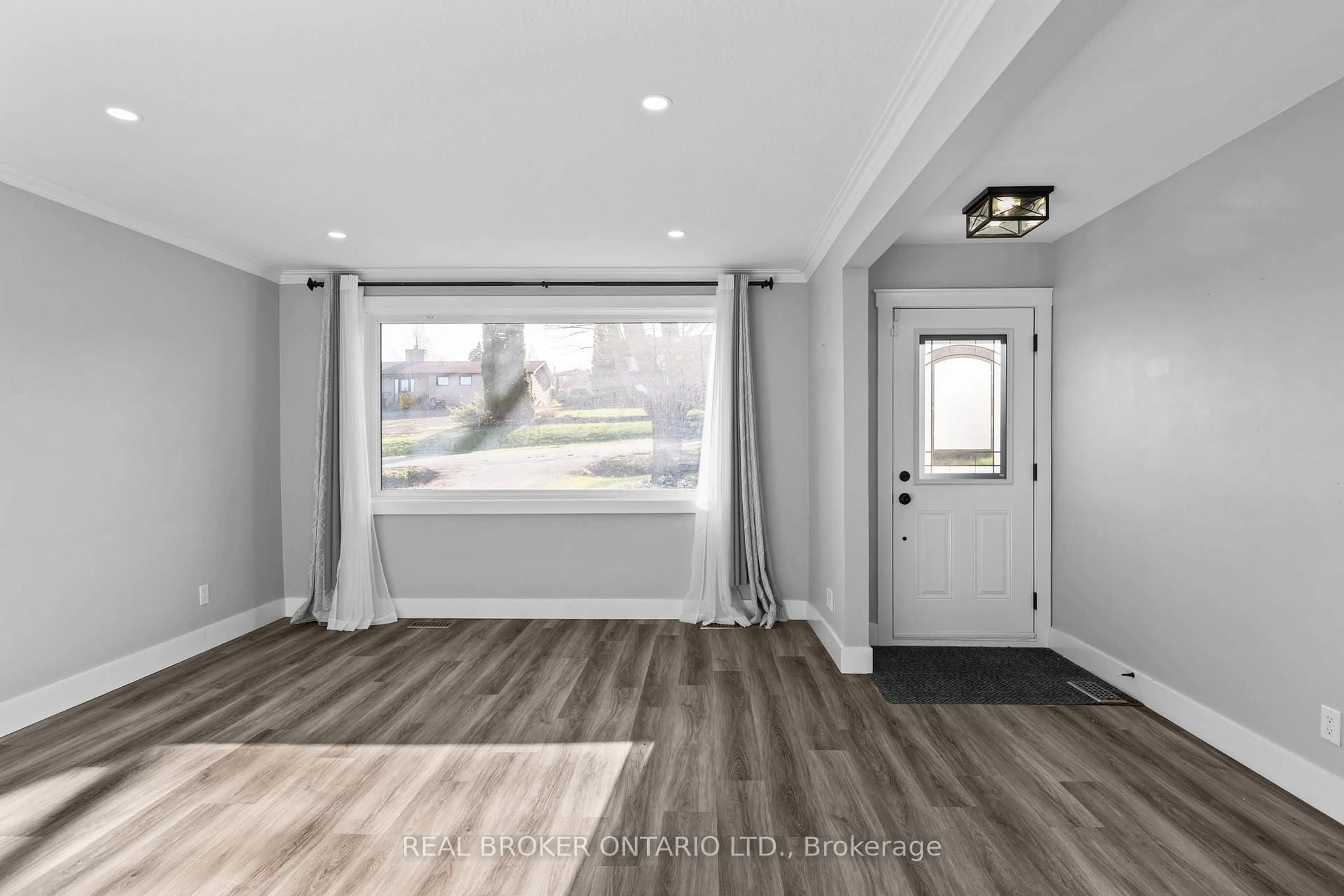 Indoor entryway for 42 Charles Rd, Orillia Ontario L3V 3H4