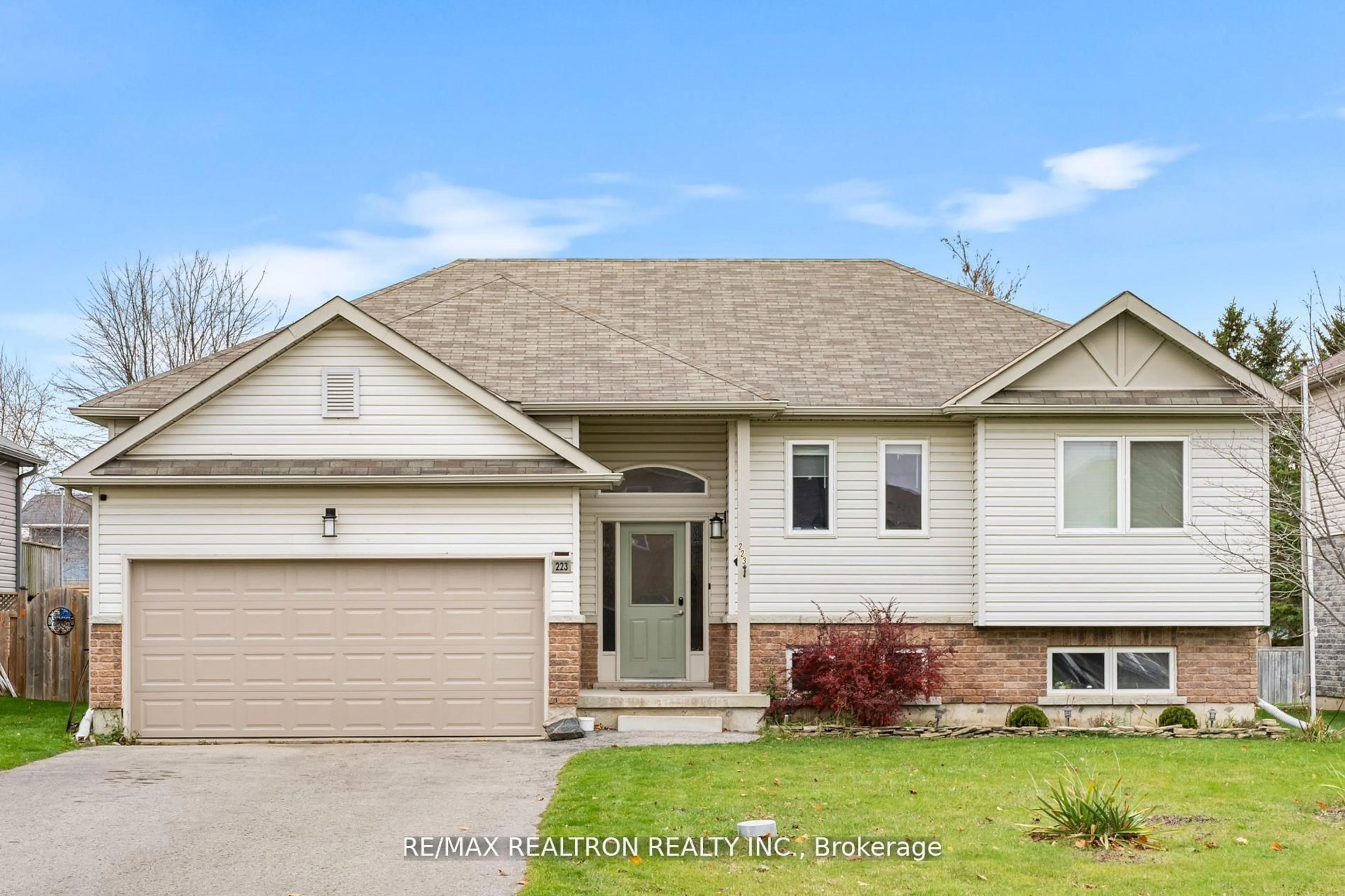Home with vinyl exterior material, street for 223 Aspen Ridge Dr, Clearview Ontario L0M 1S0