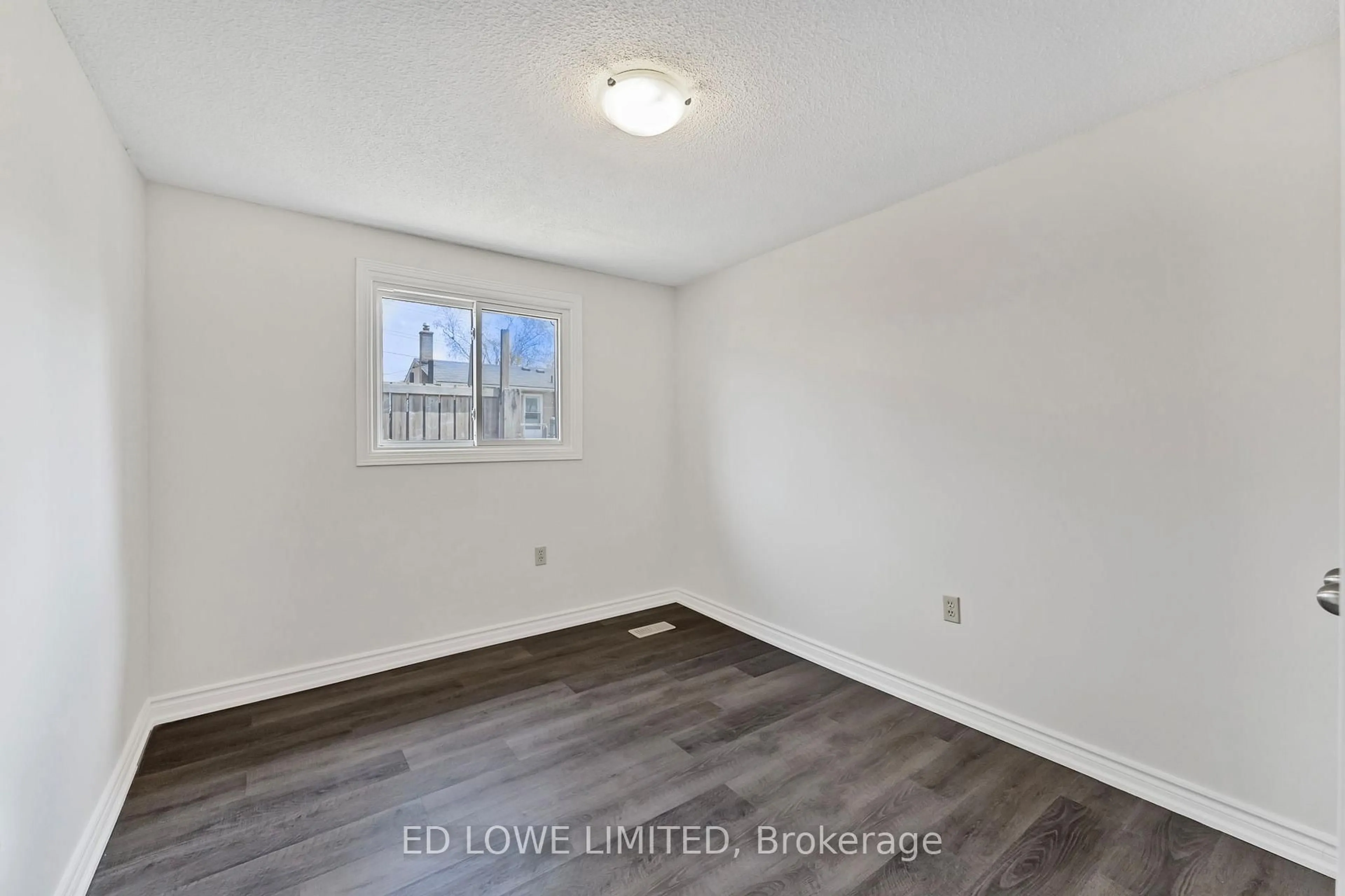 A pic of a room for 6 Argyle Rd, Barrie Ontario L4N 6P9