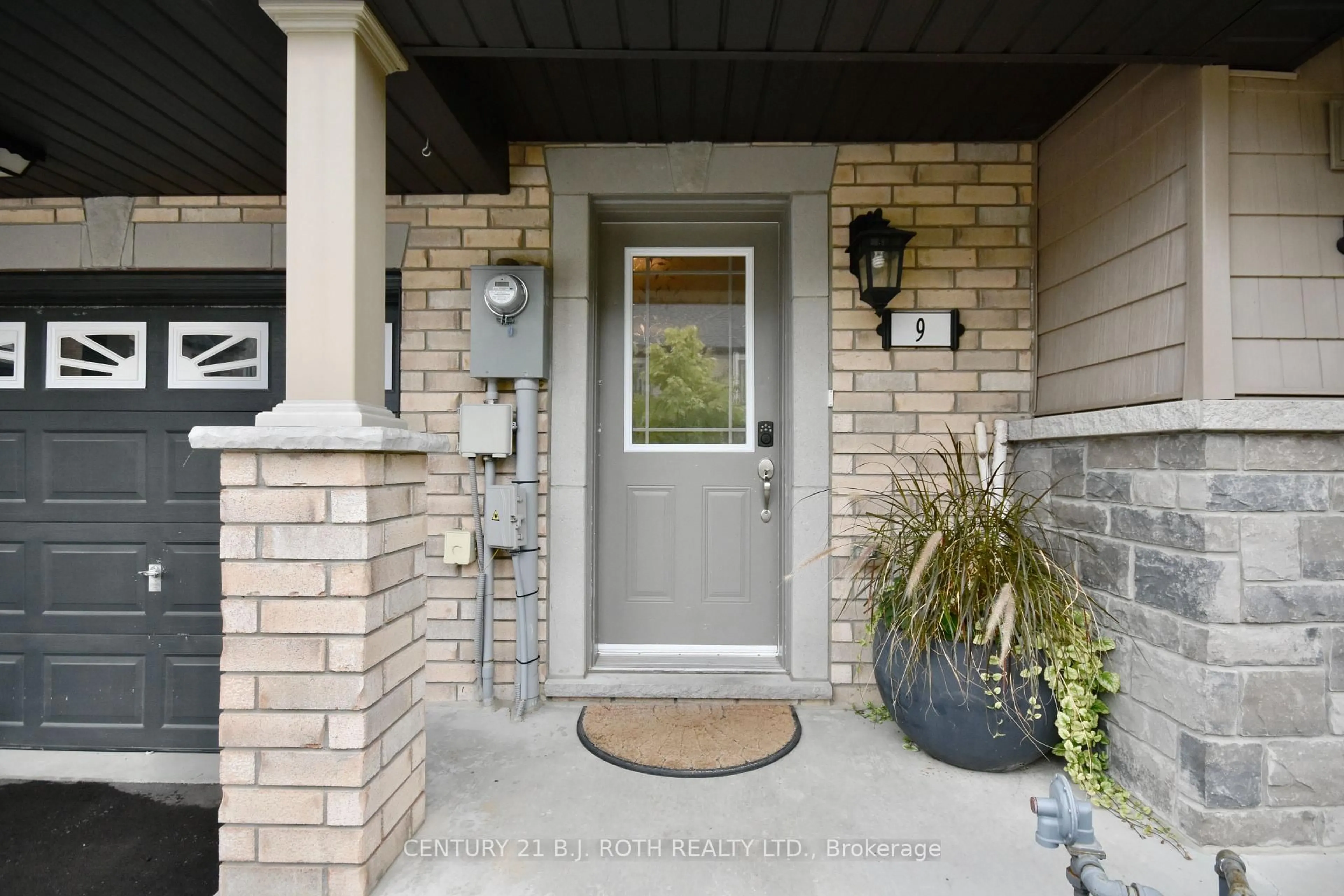 Indoor entryway for 9 Deneb St, Barrie Ontario L4M 0K6