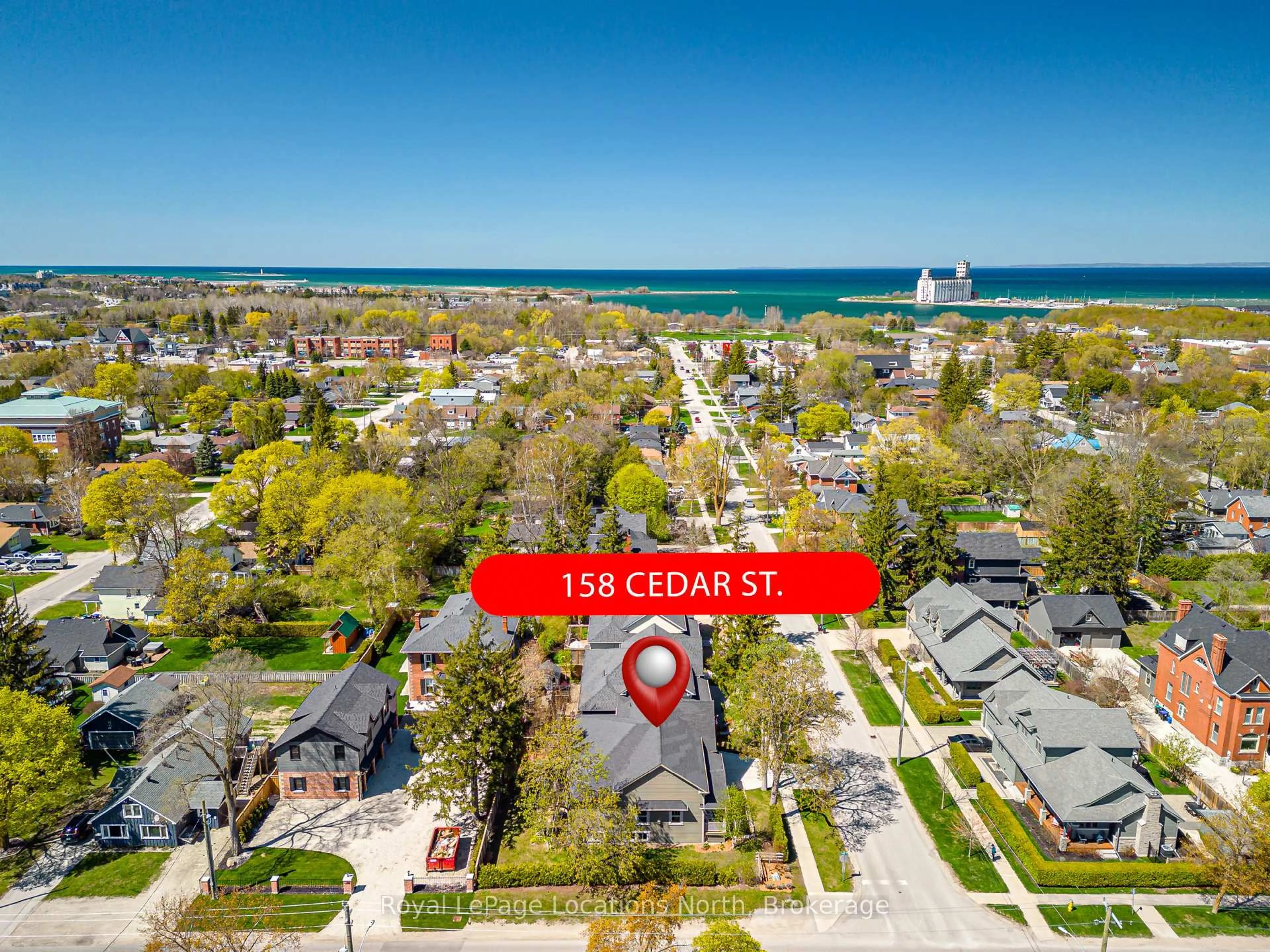 A pic from outside/outdoor area/front of a property/back of a property/a pic from drone, street for 158 Cedar St, Collingwood Ontario L9Y 3A6