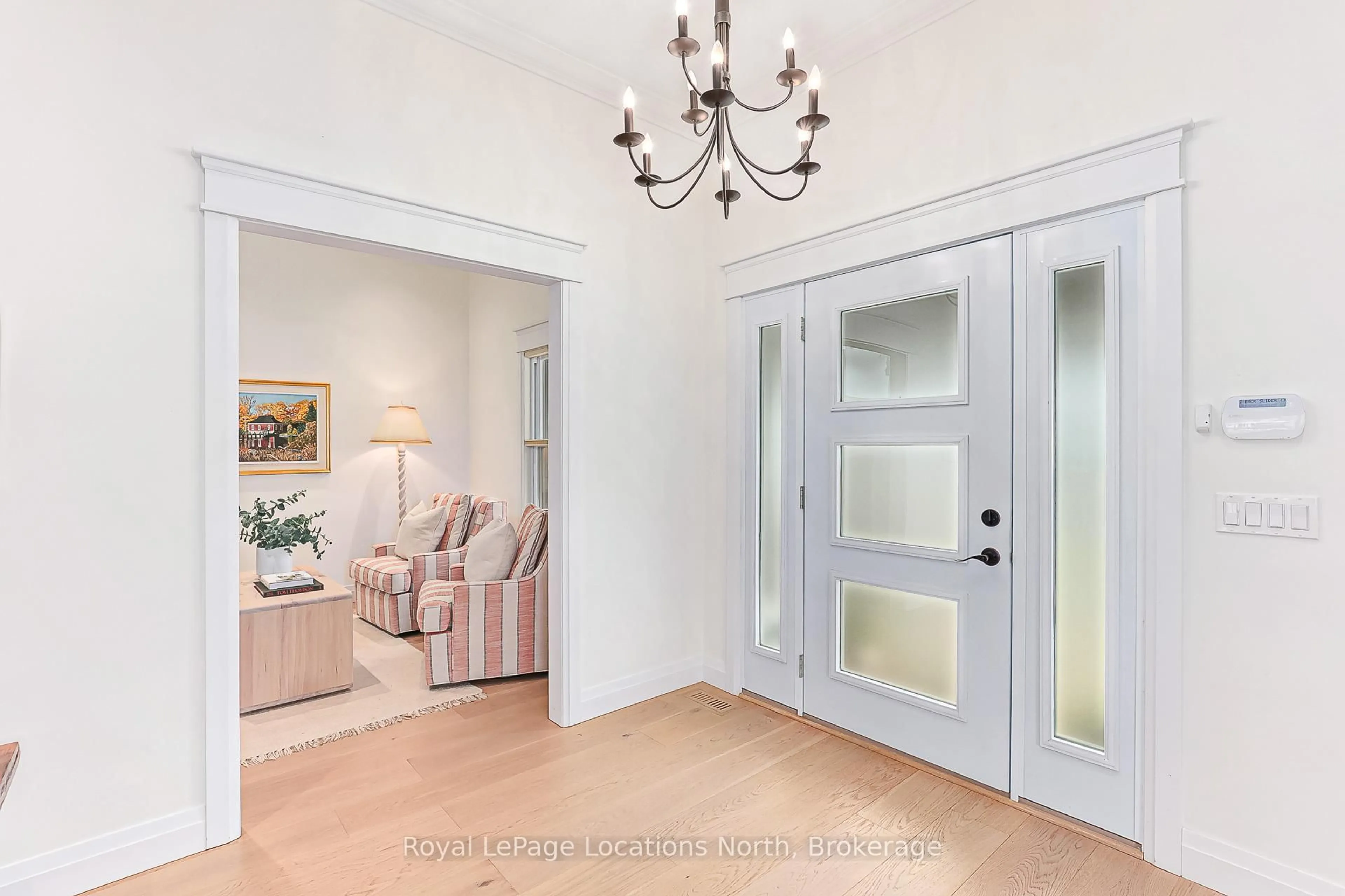 Indoor entryway for 158 Cedar St, Collingwood Ontario L9Y 3A6