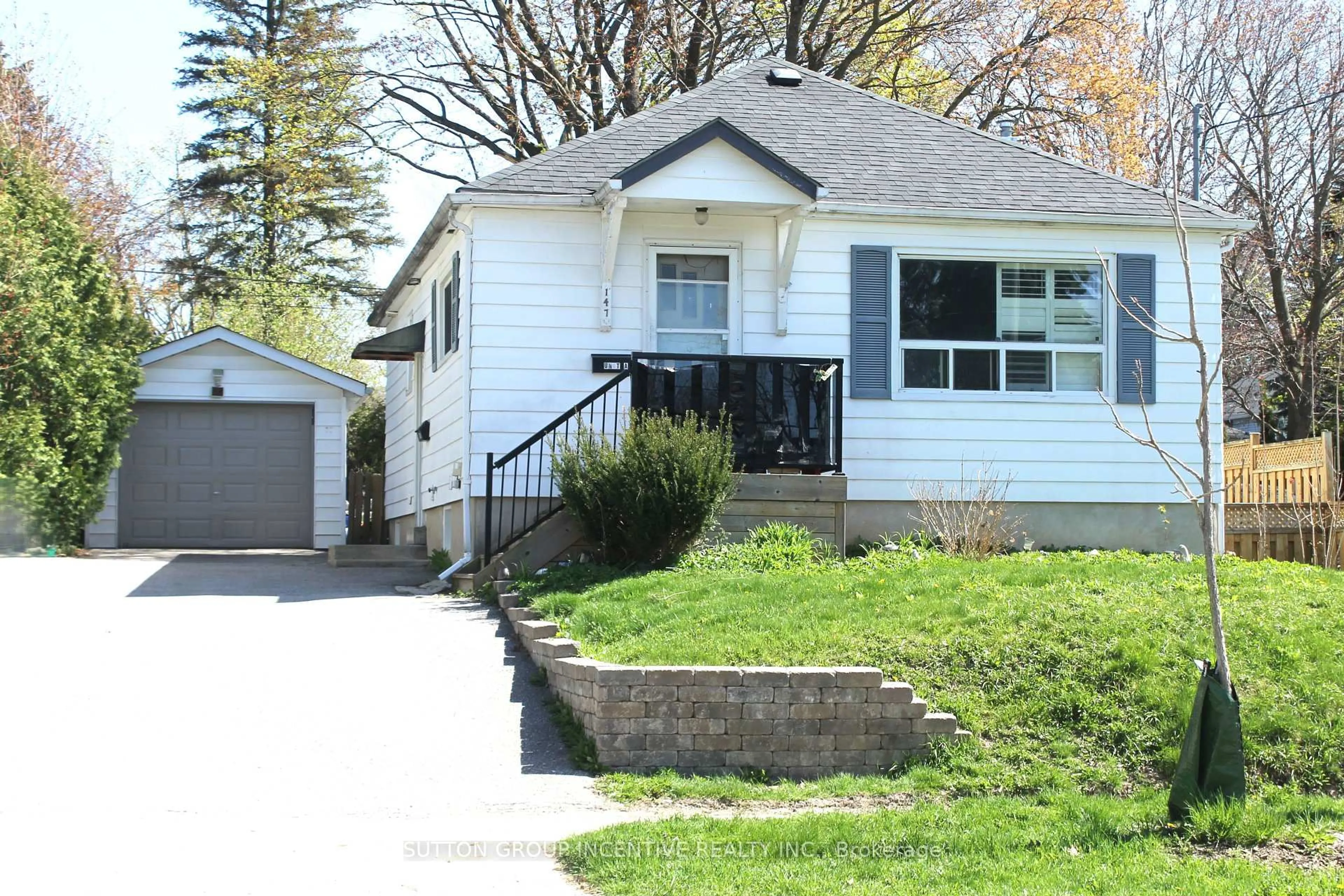 Home with vinyl exterior material, street for 147 Codrington St, Barrie Ontario L4M 1R9