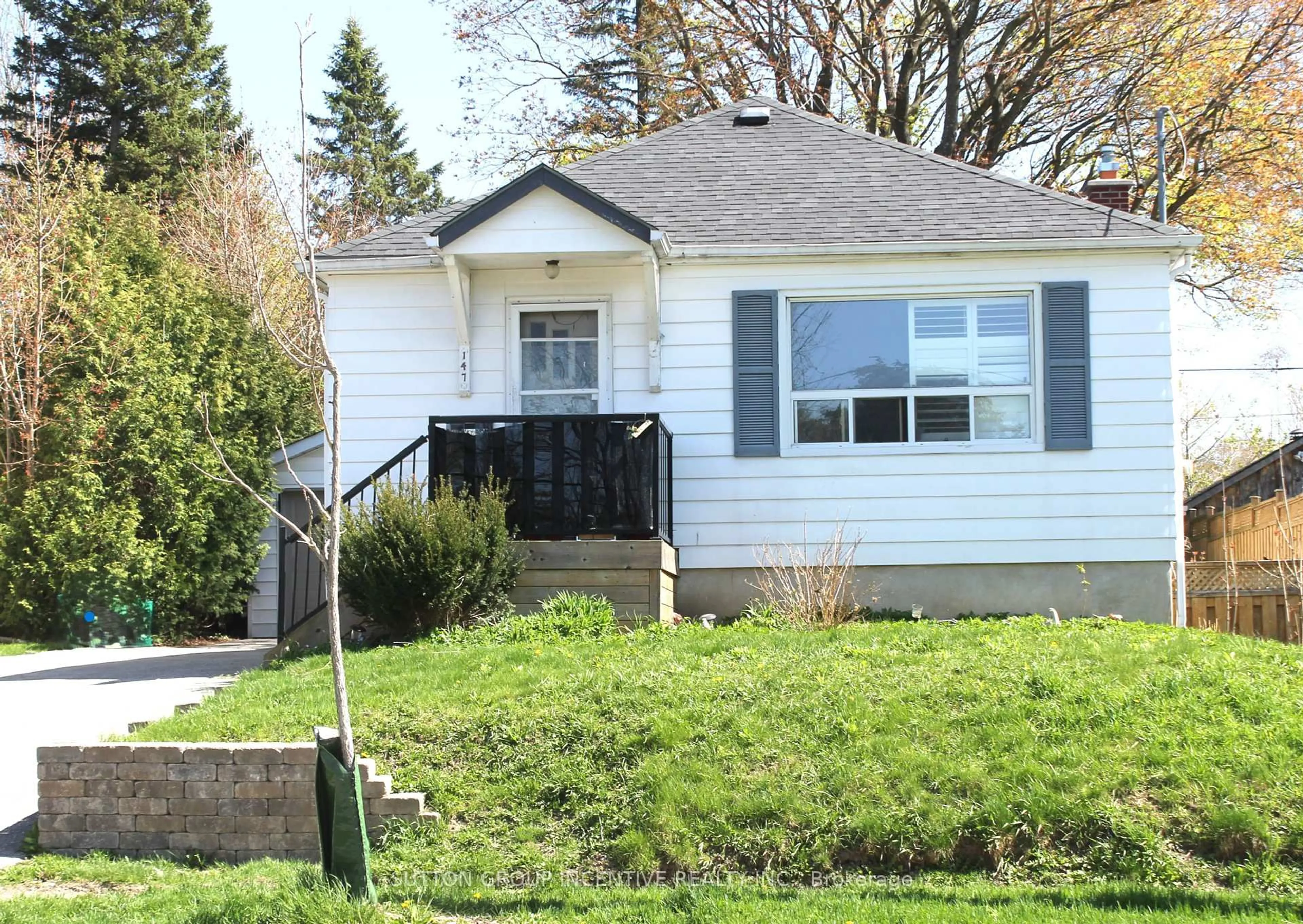Home with vinyl exterior material, street for 147 Codrington St, Barrie Ontario L4M 1R9