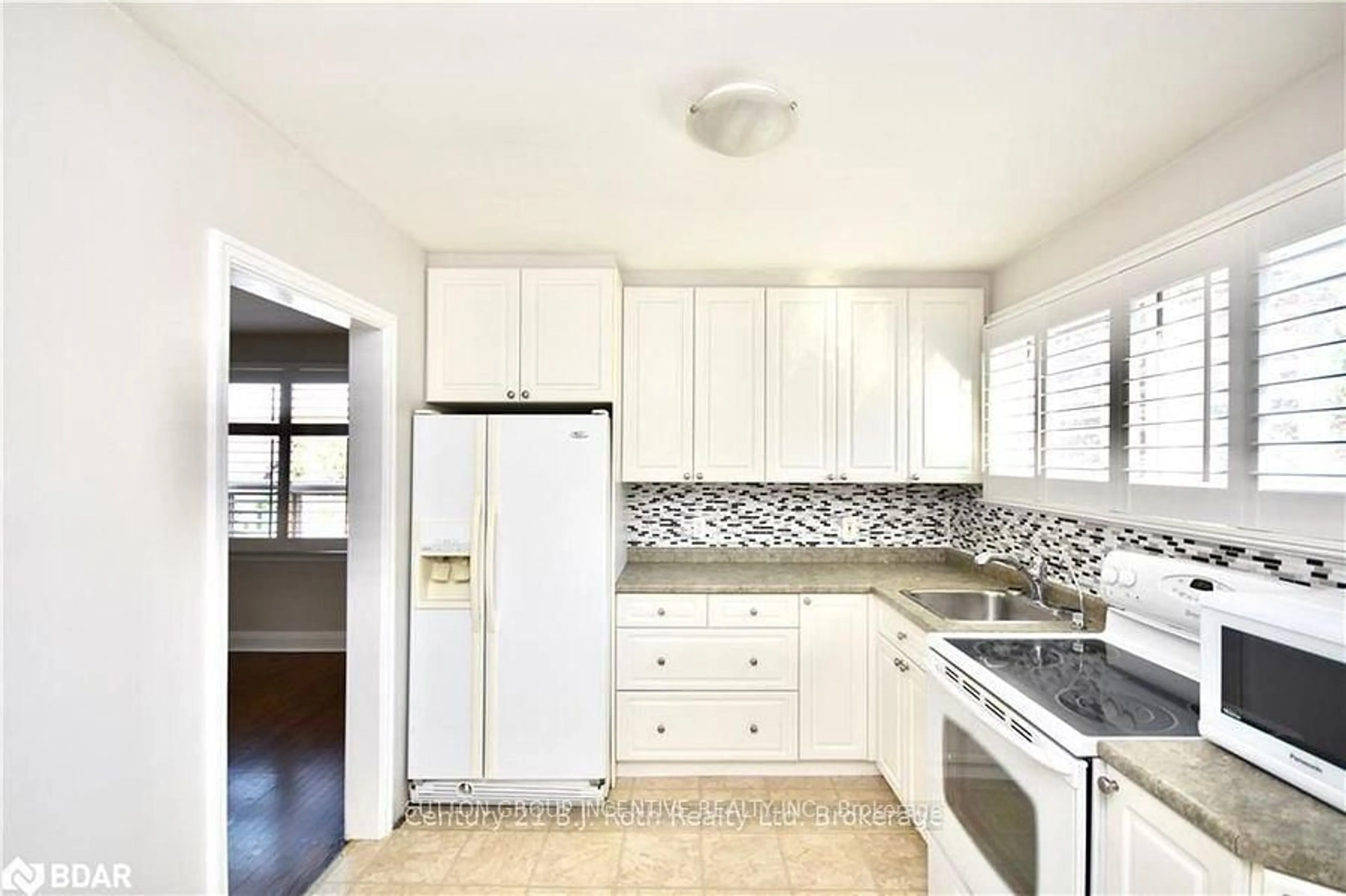 Standard kitchen, ceramic/tile floor for 147 Codrington St, Barrie Ontario L4M 1R9