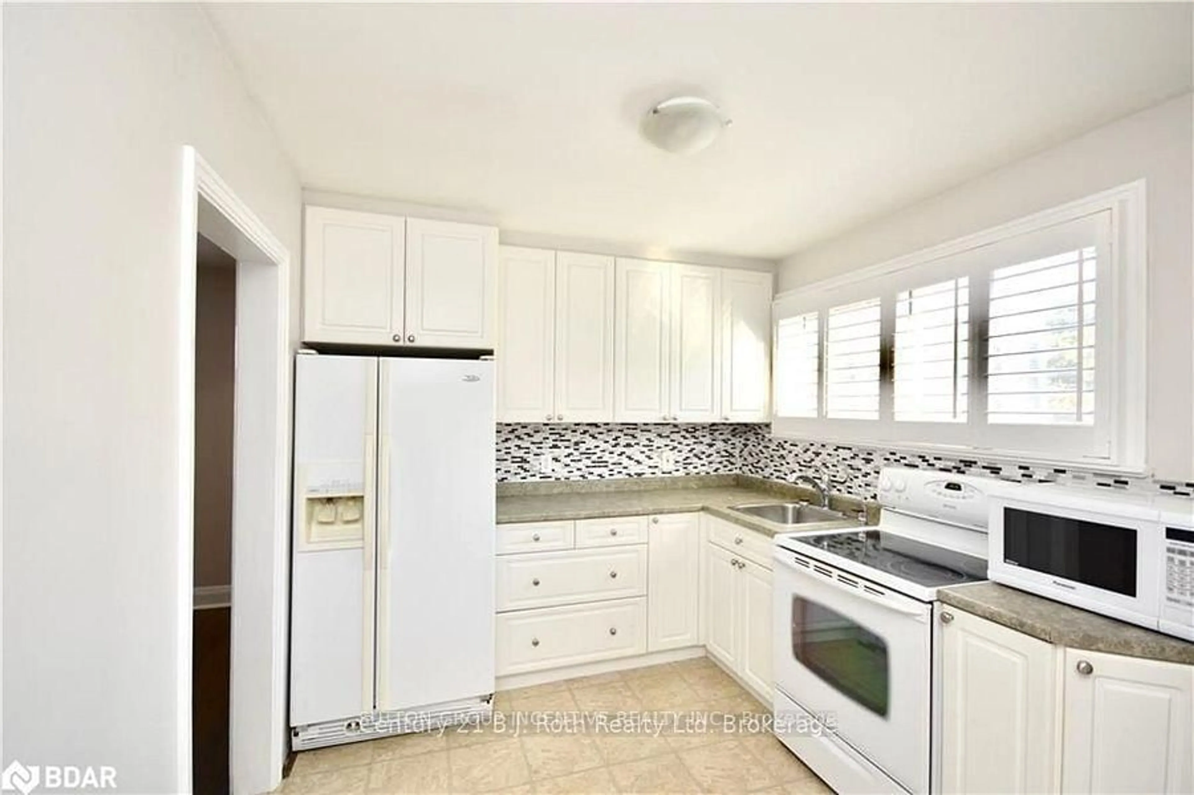 Standard kitchen, unknown for 147 Codrington St, Barrie Ontario L4M 1R9