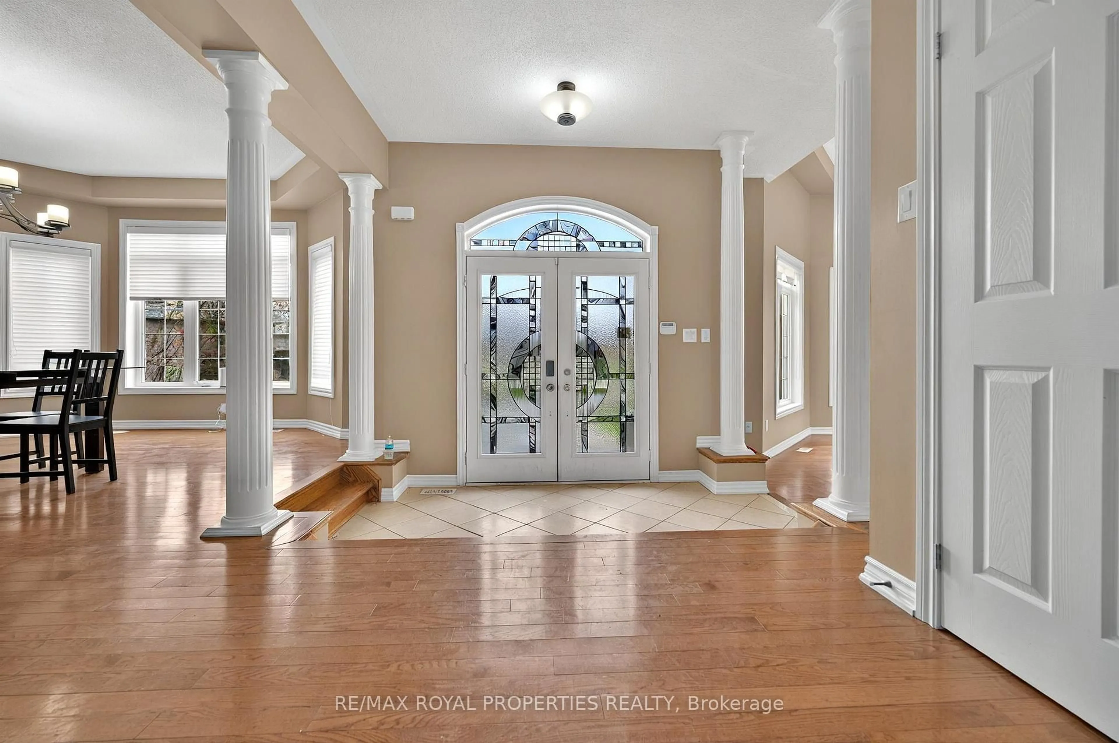 Indoor entryway for 6 Basswood Dr, Wasaga Beach Ontario L9Z 0A9