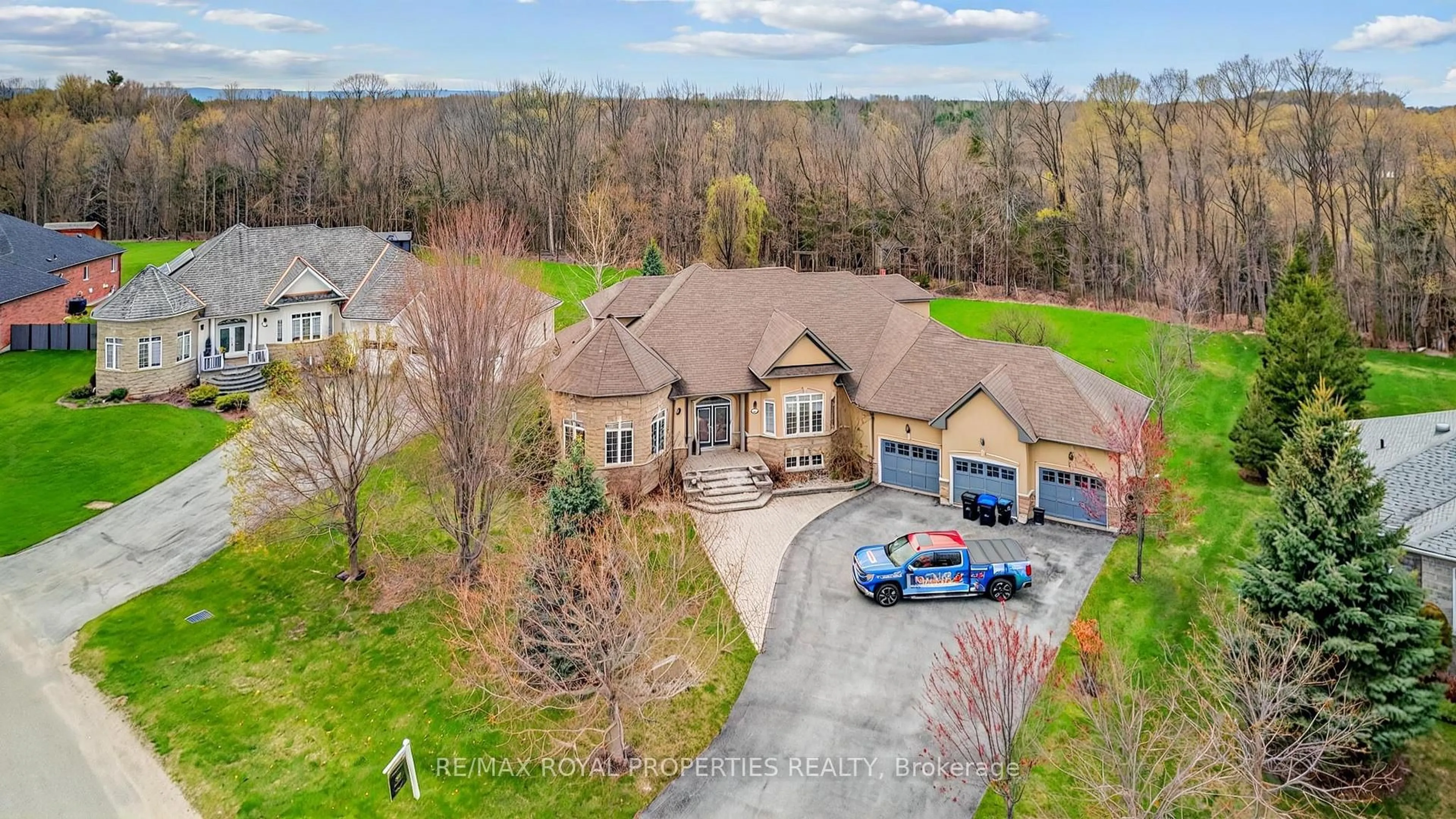 A pic from outside/outdoor area/front of a property/back of a property/a pic from drone, unknown for 6 Basswood Dr, Wasaga Beach Ontario L9Z 0A9