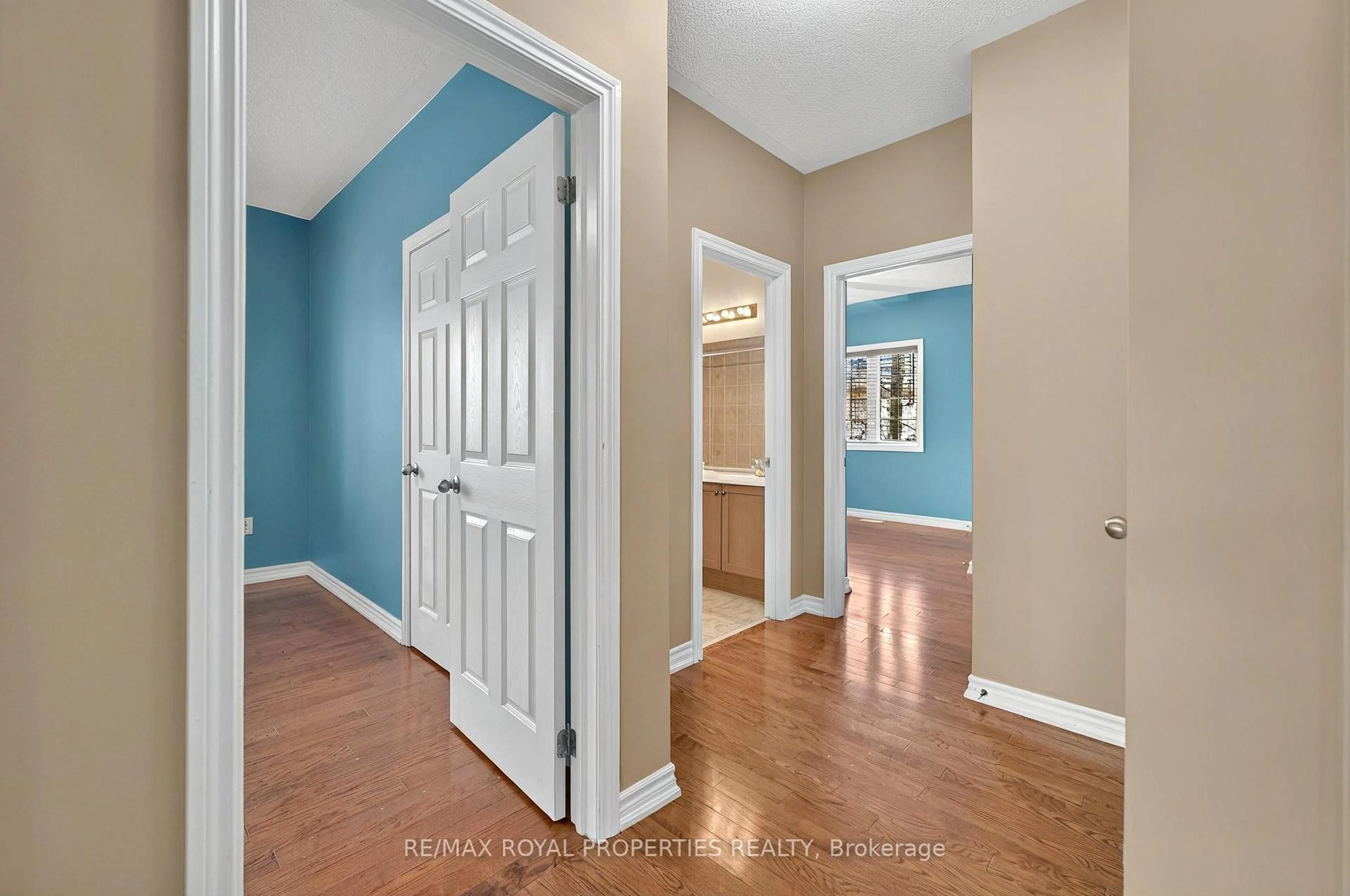 Indoor entryway for 6 Basswood Dr, Wasaga Beach Ontario L9Z 0A9