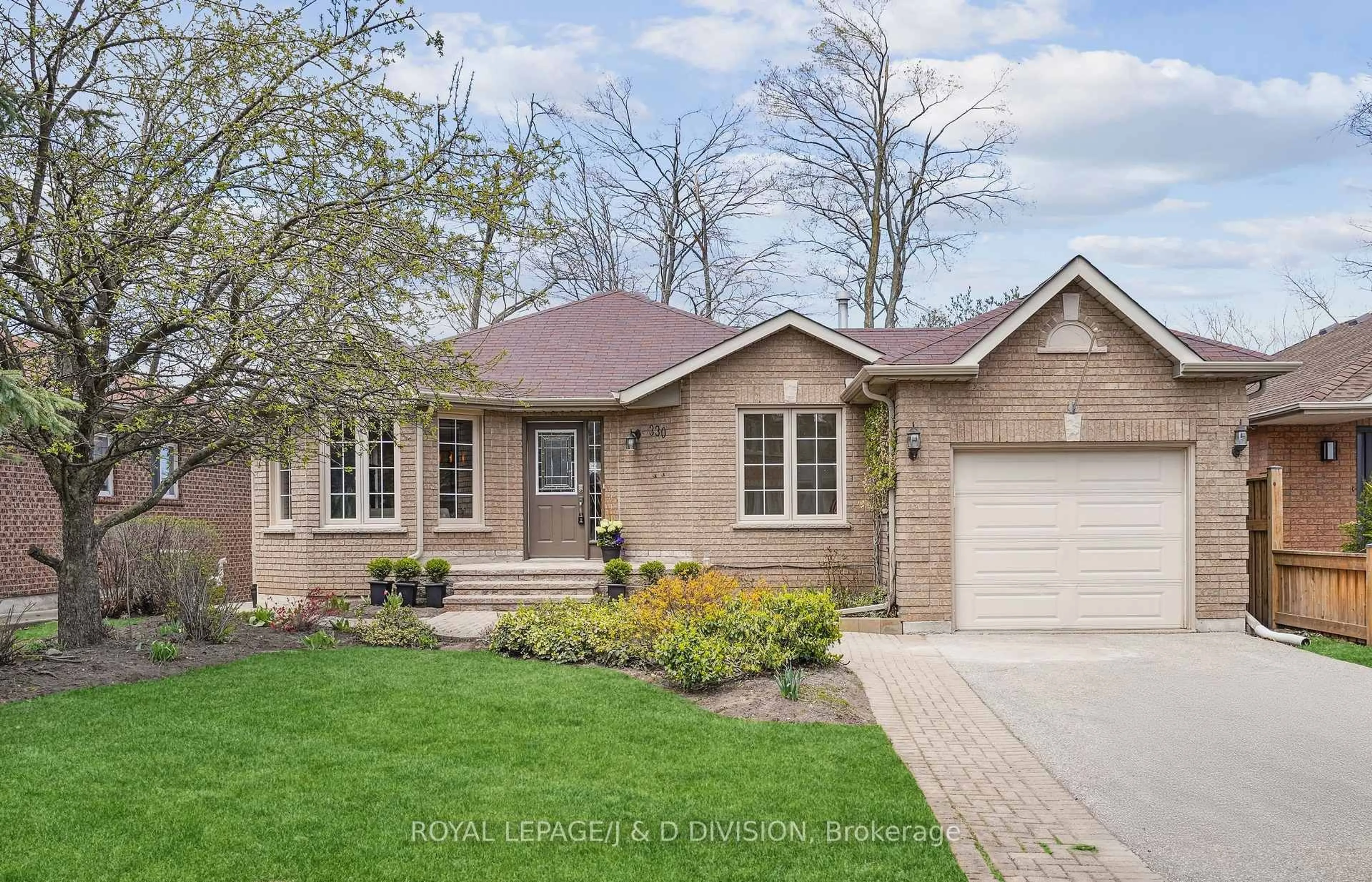 Home with brick exterior material, street for 330 Livingstone St, Barrie Ontario L4N 7C3