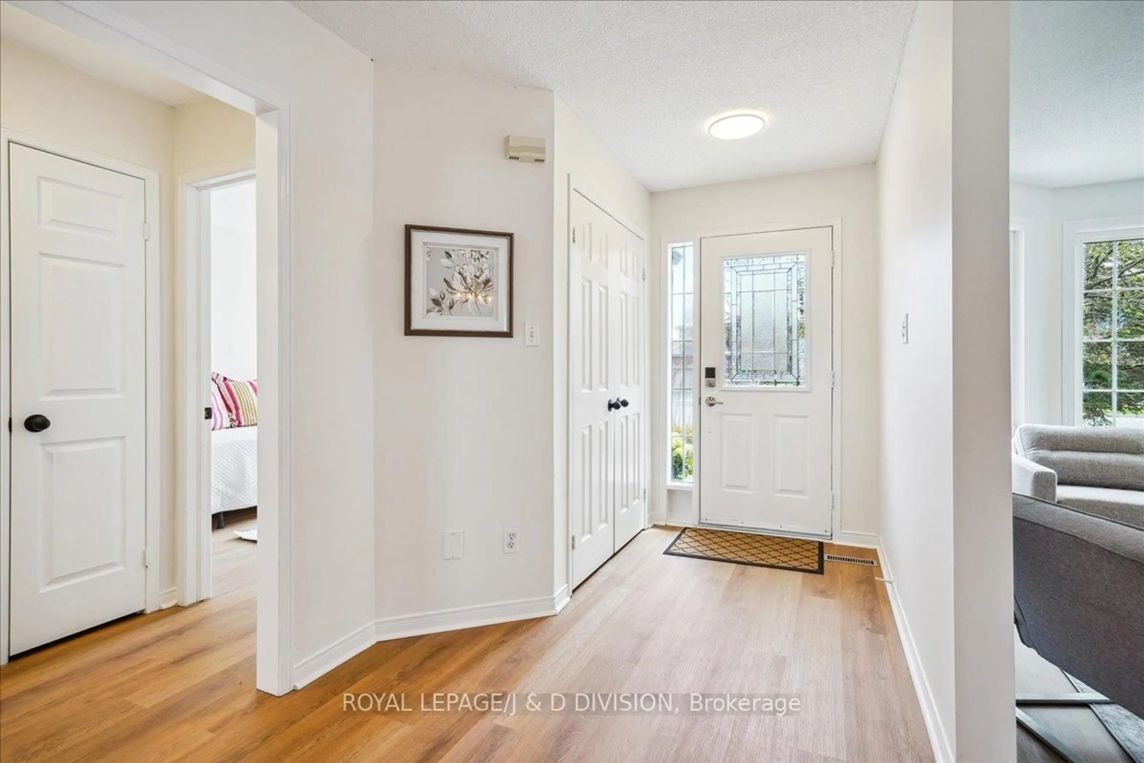 Indoor entryway for 330 Livingstone St, Barrie Ontario L4N 7C3