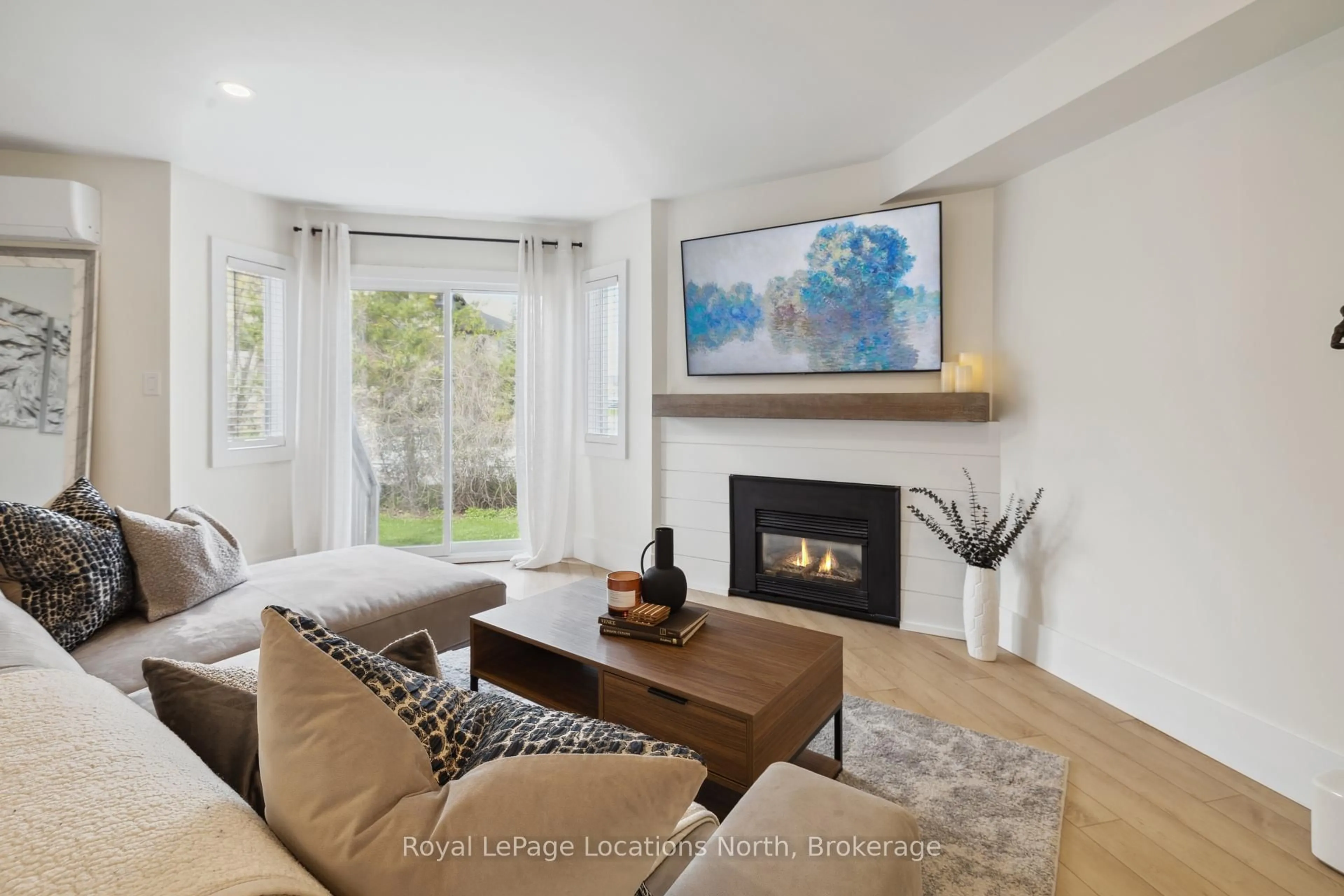 Living room with furniture, unknown for 15 Watts Cres #16, Collingwood Ontario L9Y 4S6