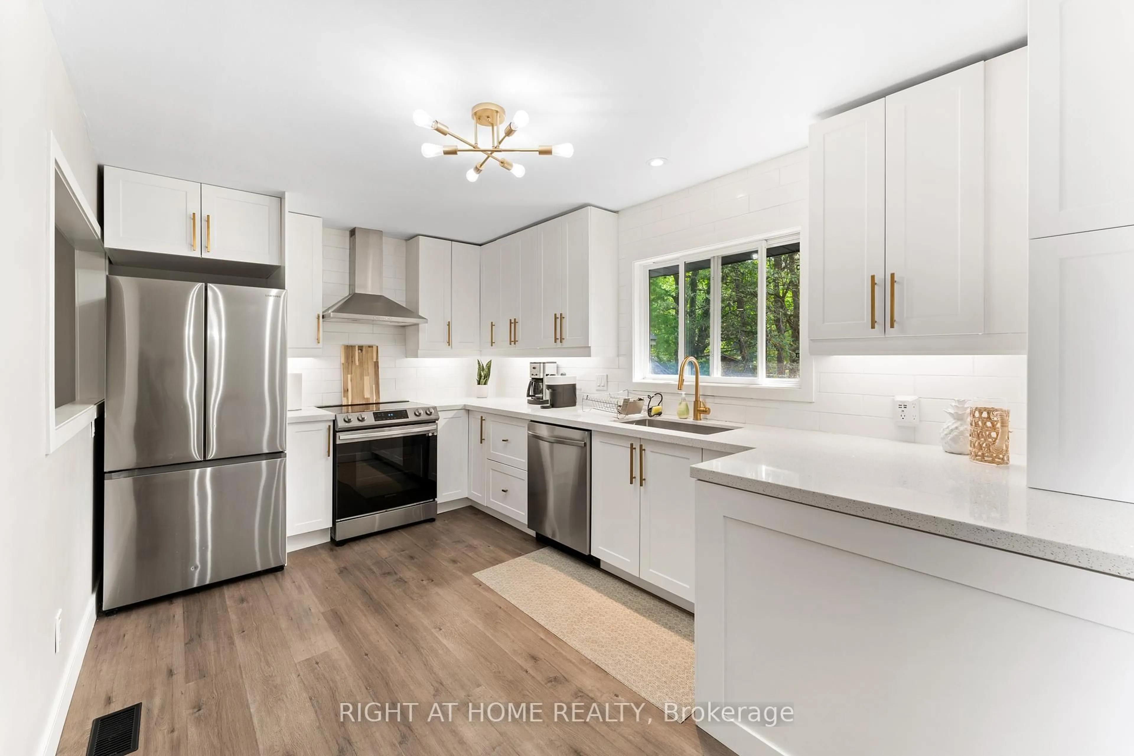 Open concept kitchen, unknown for 15 32nd St, Wasaga Beach Ontario L9Z 2S5