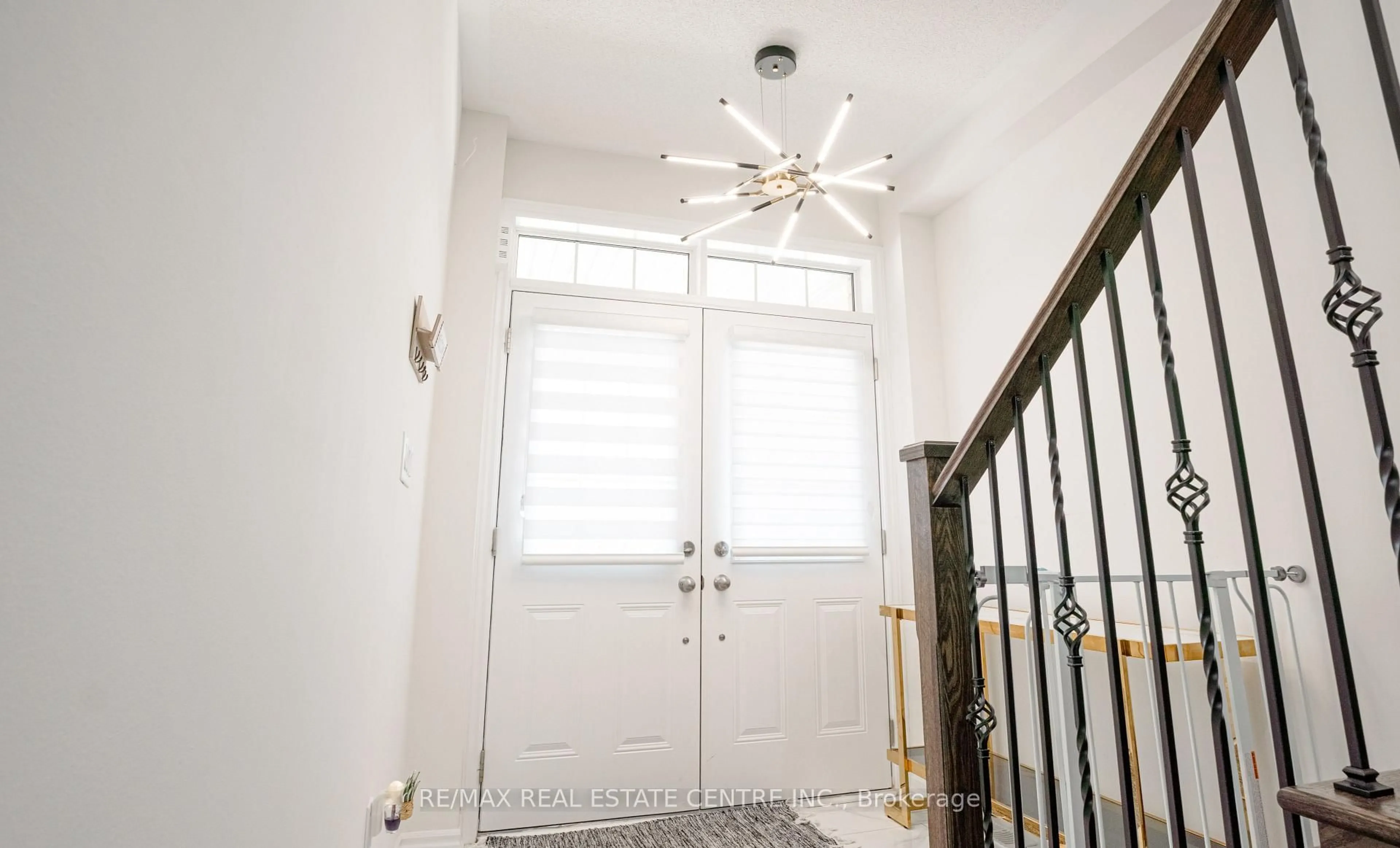 Indoor entryway for 116 DURHAM AVE Ave, Barrie Ontario L9J 0L8