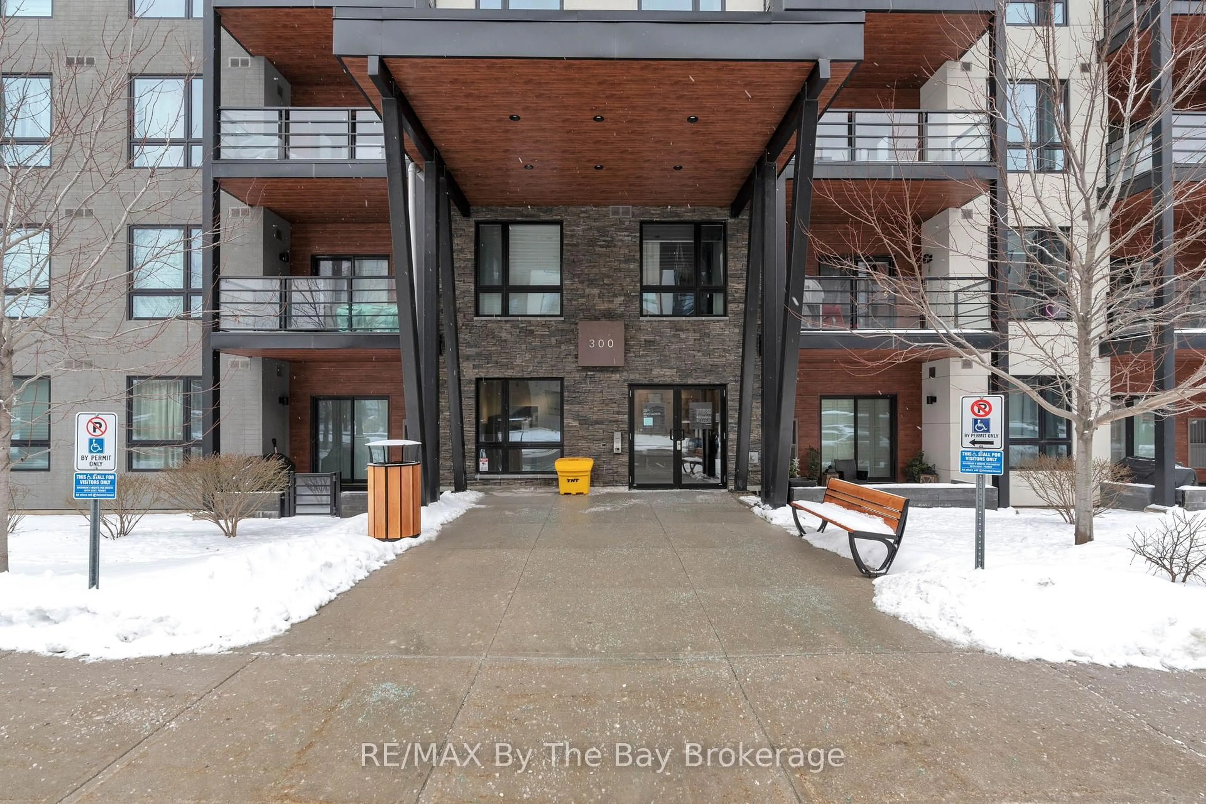 Indoor foyer for 300 ESSA Rd #309, Barrie Ontario L9J 0B9