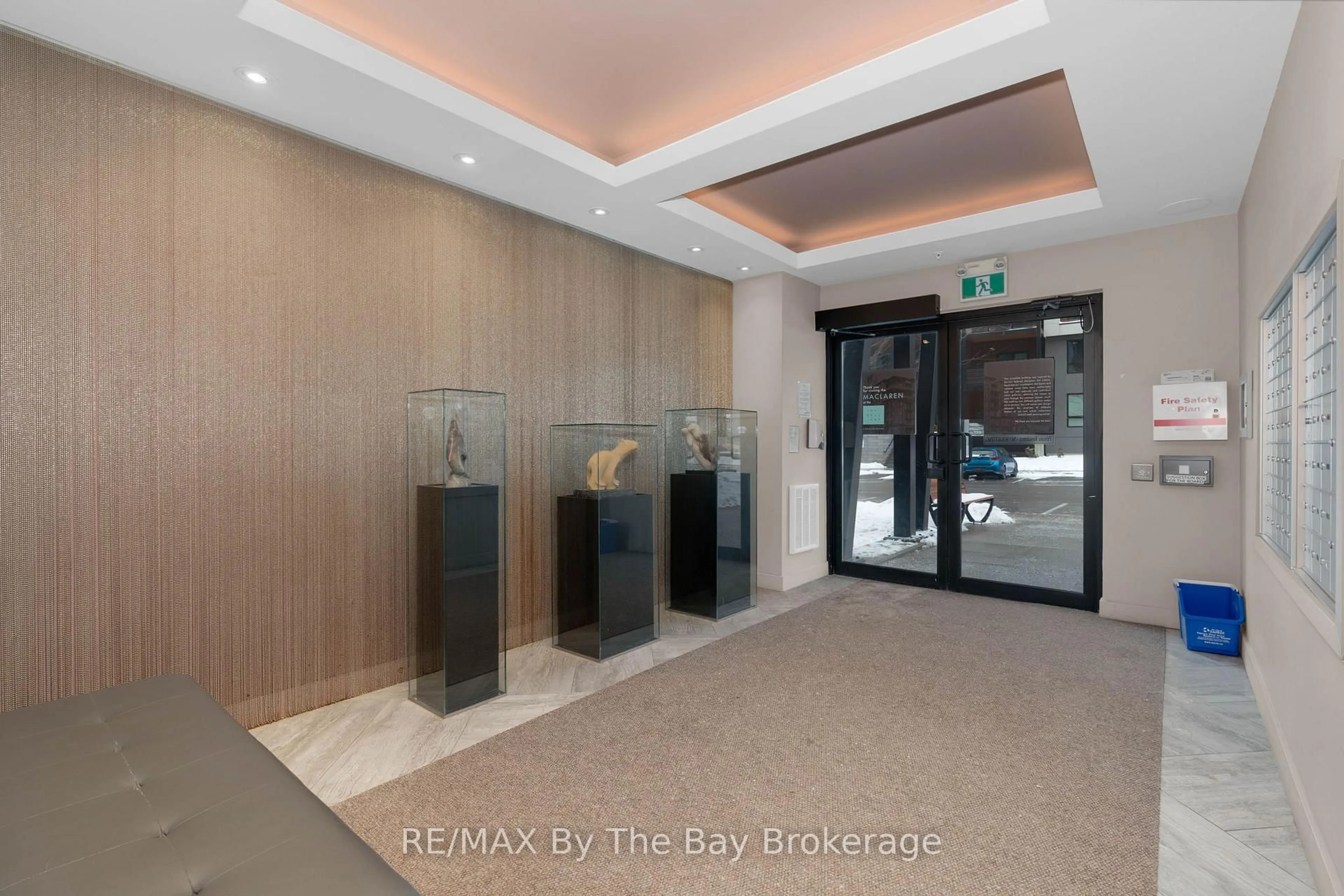 Indoor foyer for 300 ESSA Rd #309, Barrie Ontario L9J 0B9