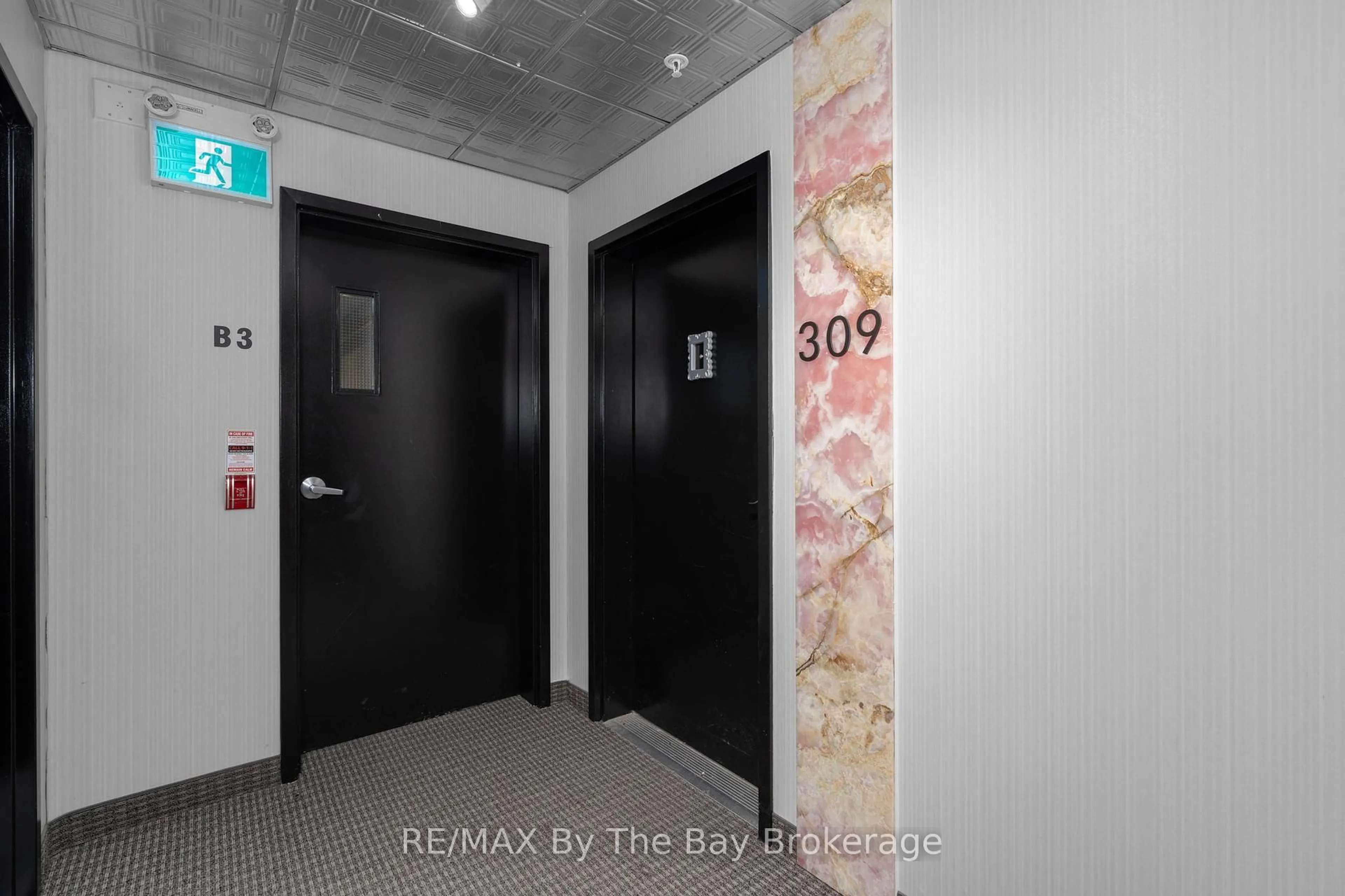 Indoor foyer for 300 ESSA Rd #309, Barrie Ontario L9J 0B9