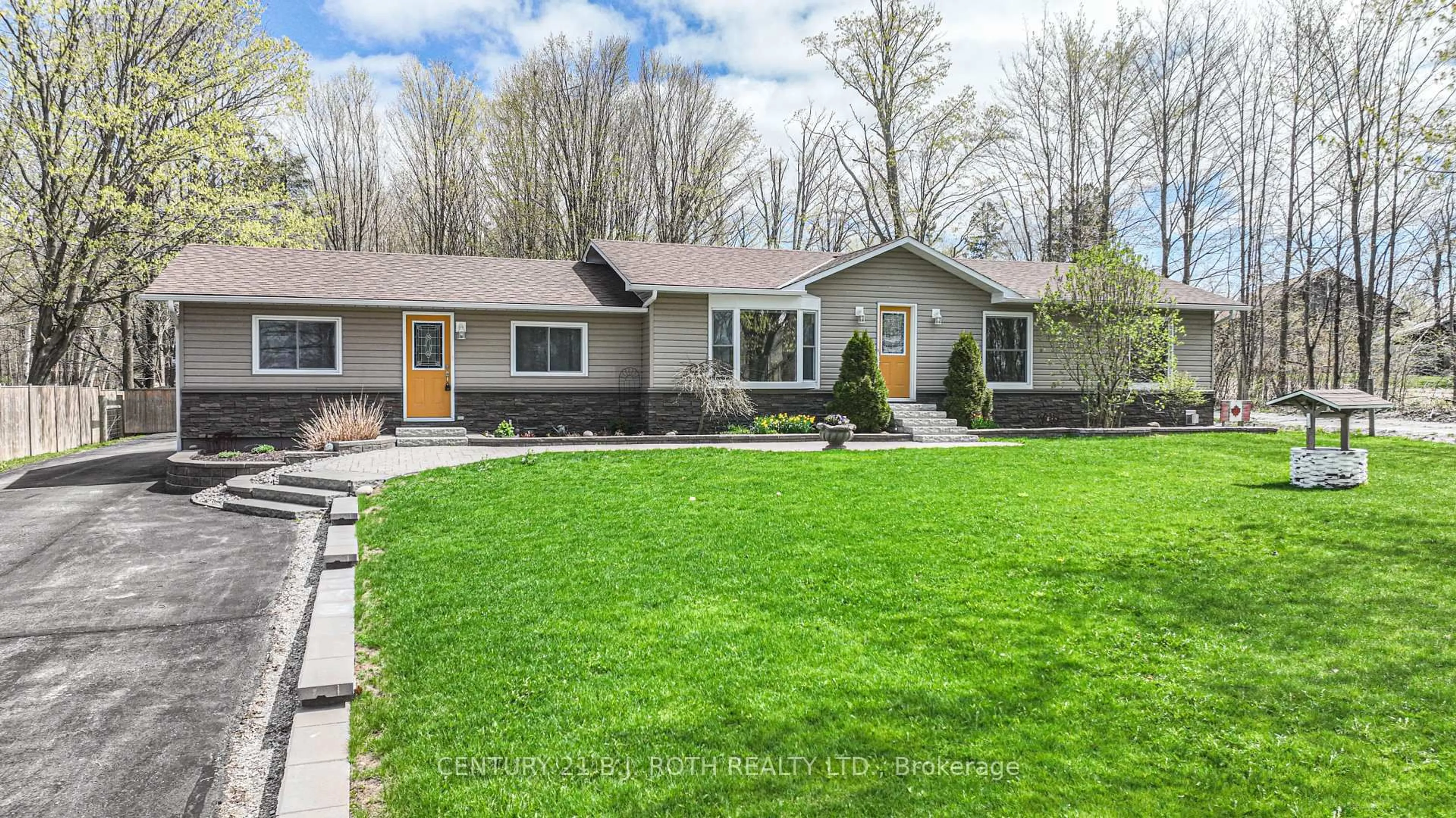 Home with vinyl exterior material, street for 141 Bass Line, Oro-Medonte Ontario L3V 0J9