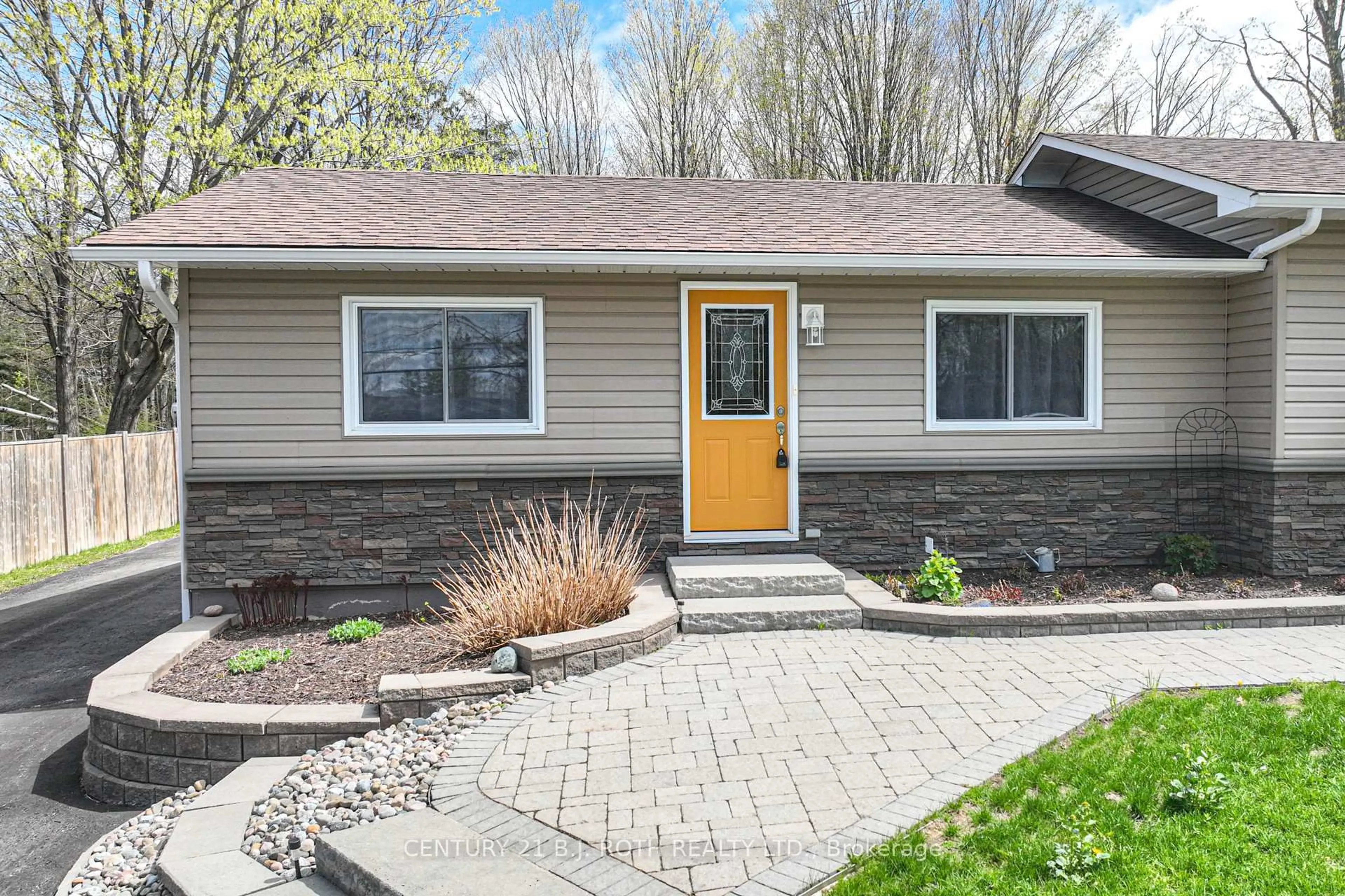 Home with vinyl exterior material, street for 141 Bass Line, Oro-Medonte Ontario L3V 0J9