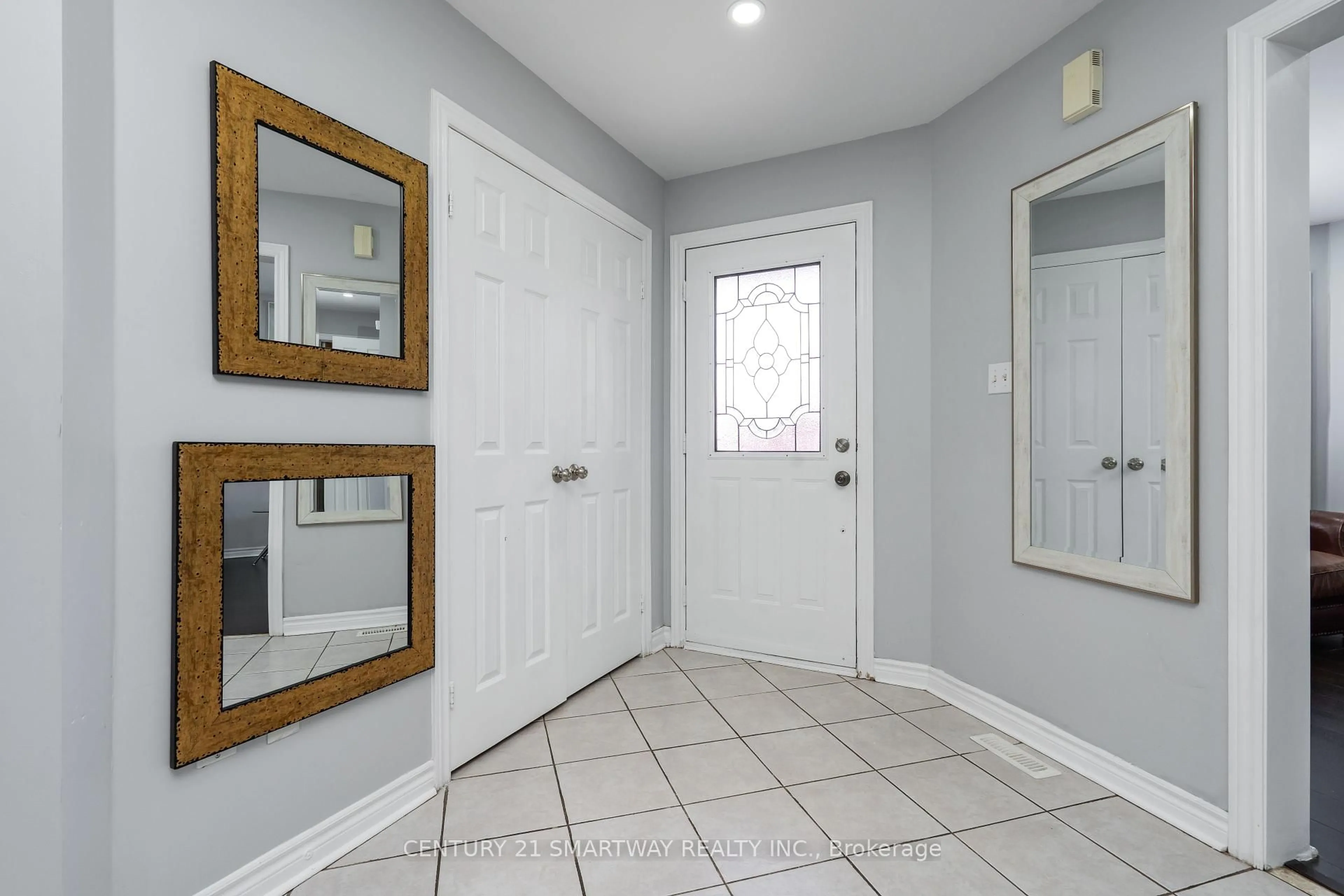 Indoor entryway for 176 Dean Ave, Barrie Ontario L4N 0W1