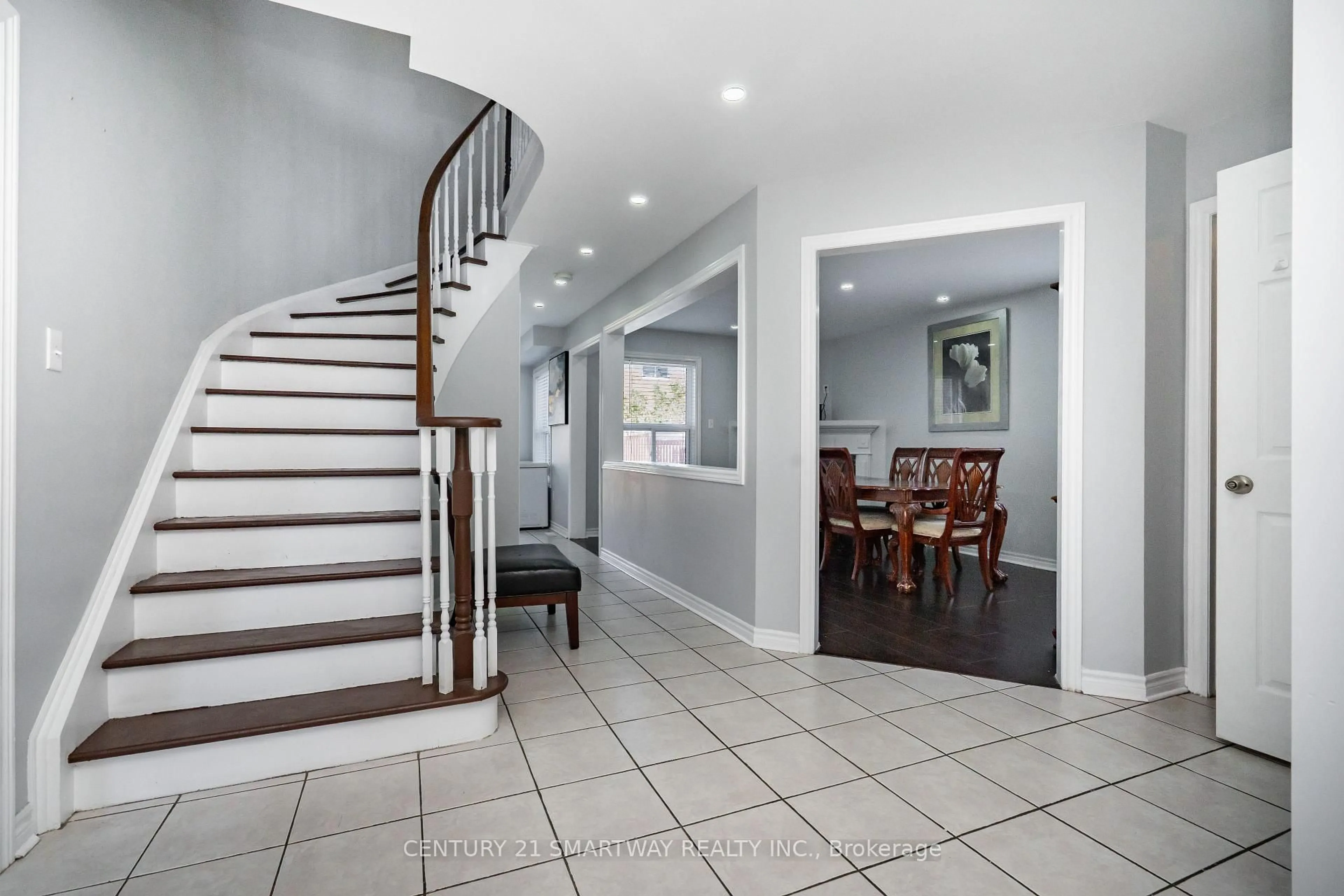 Indoor foyer for 176 Dean Ave, Barrie Ontario L4N 0W1