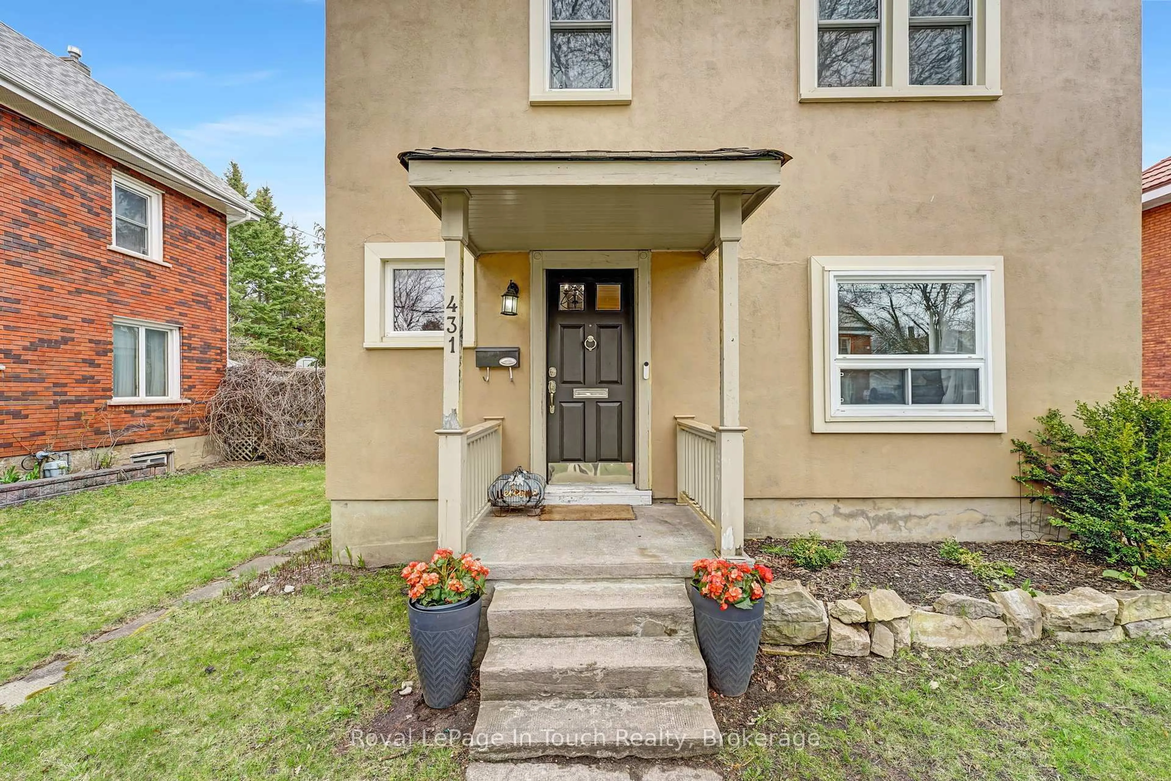Indoor entryway for 431 Manly St, Midland Ontario L4R 3E6