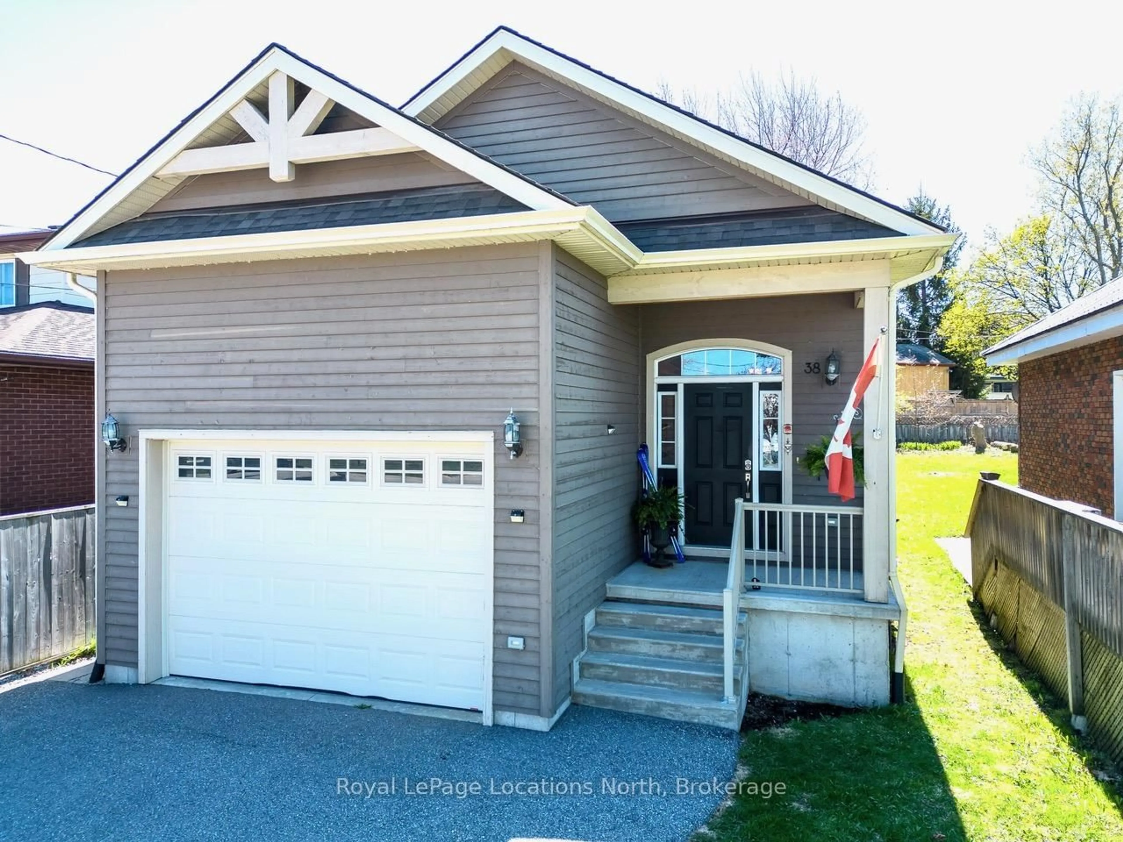 Home with vinyl exterior material, street for 38 Rodney St, Collingwood Ontario L9Y 1C1