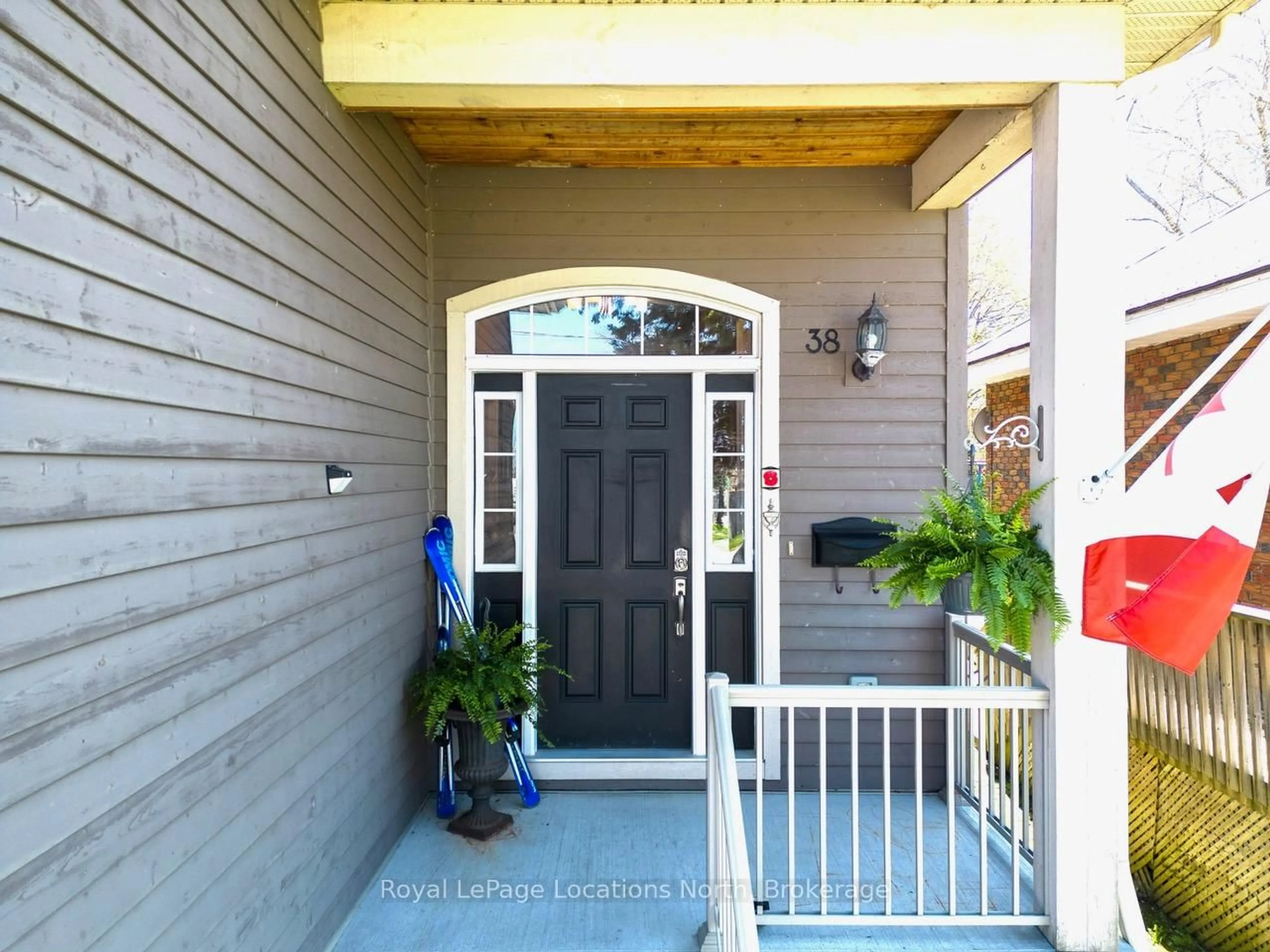 Indoor entryway for 38 Rodney St, Collingwood Ontario L9Y 1C1