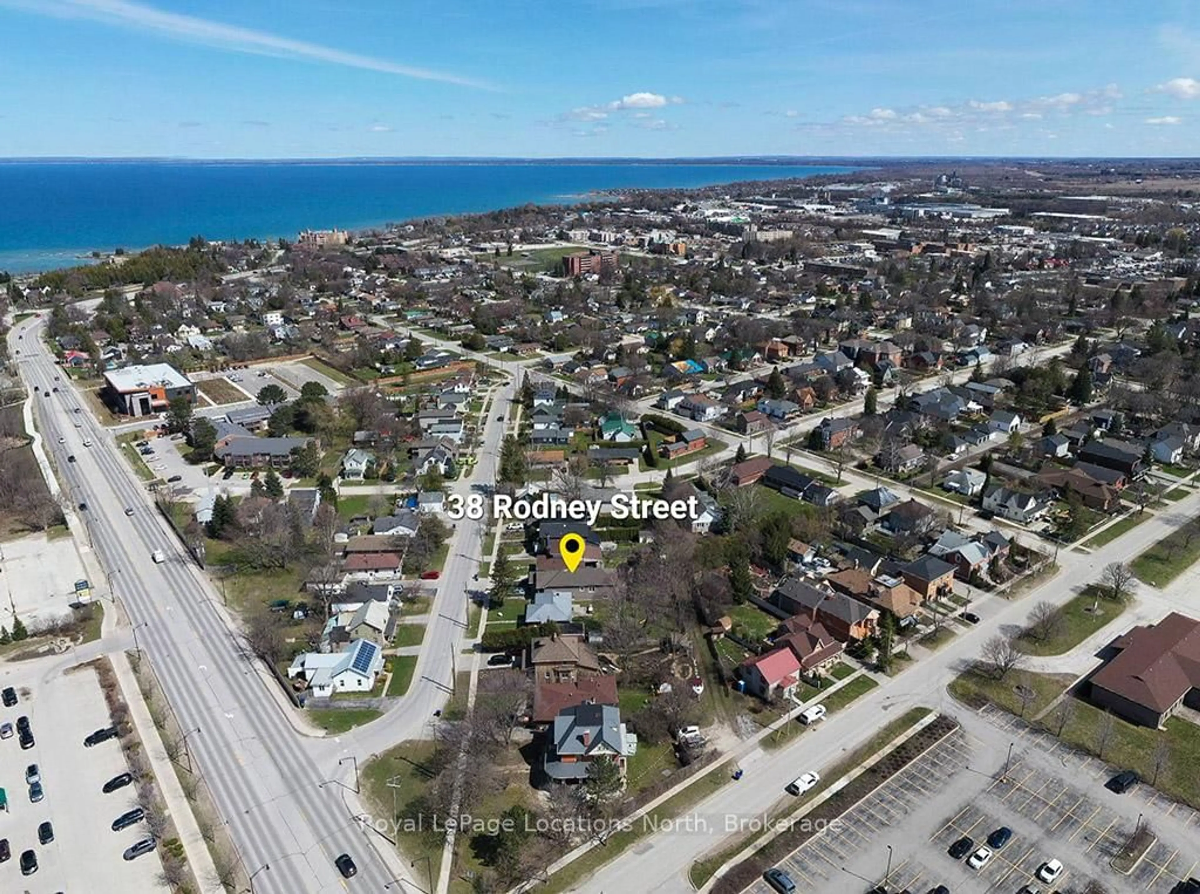 A pic from outside/outdoor area/front of a property/back of a property/a pic from drone, street for 38 Rodney St, Collingwood Ontario L9Y 1C1