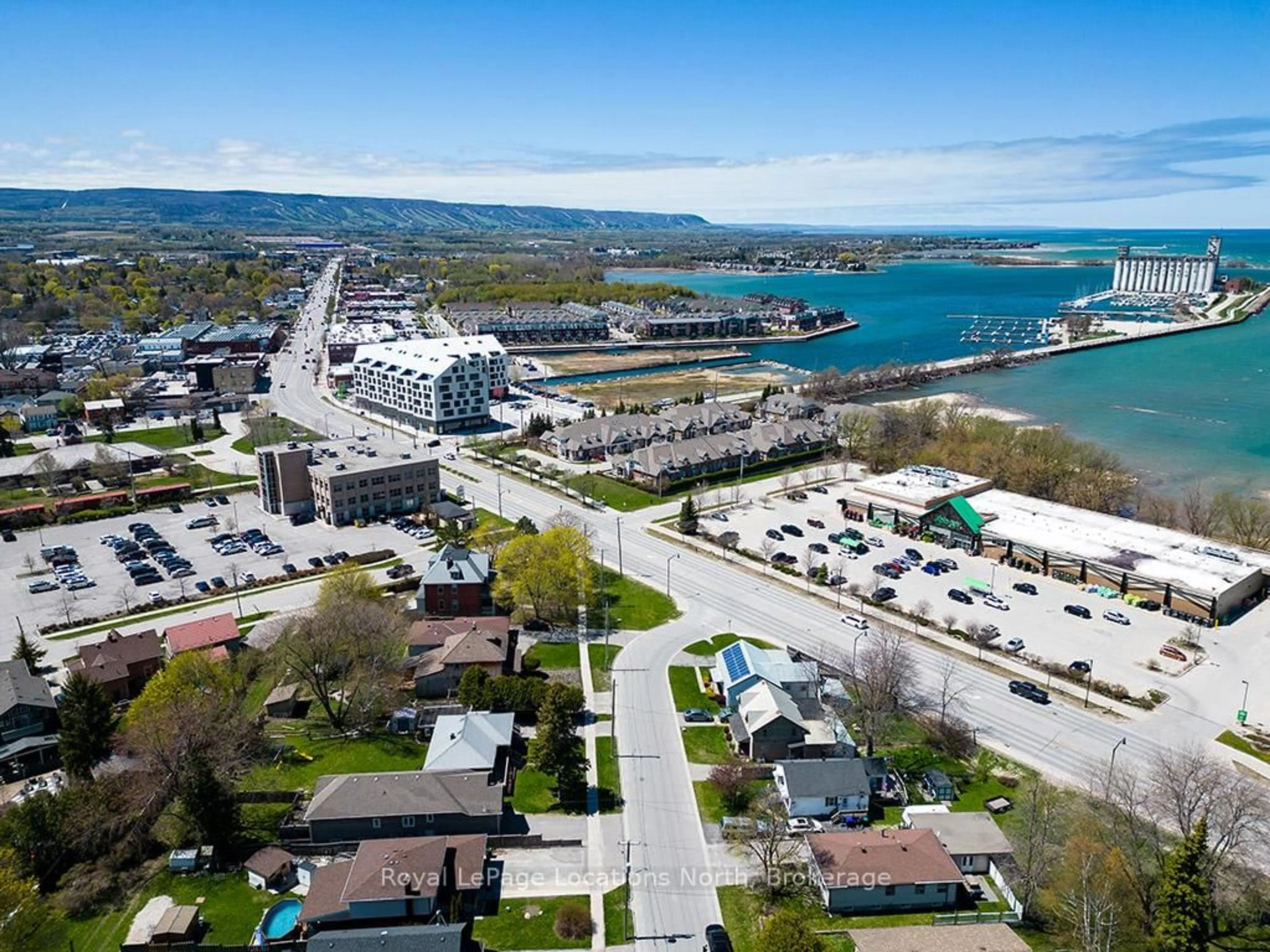 A pic from outside/outdoor area/front of a property/back of a property/a pic from drone, water/lake/river/ocean view for 38 Rodney St, Collingwood Ontario L9Y 1C1