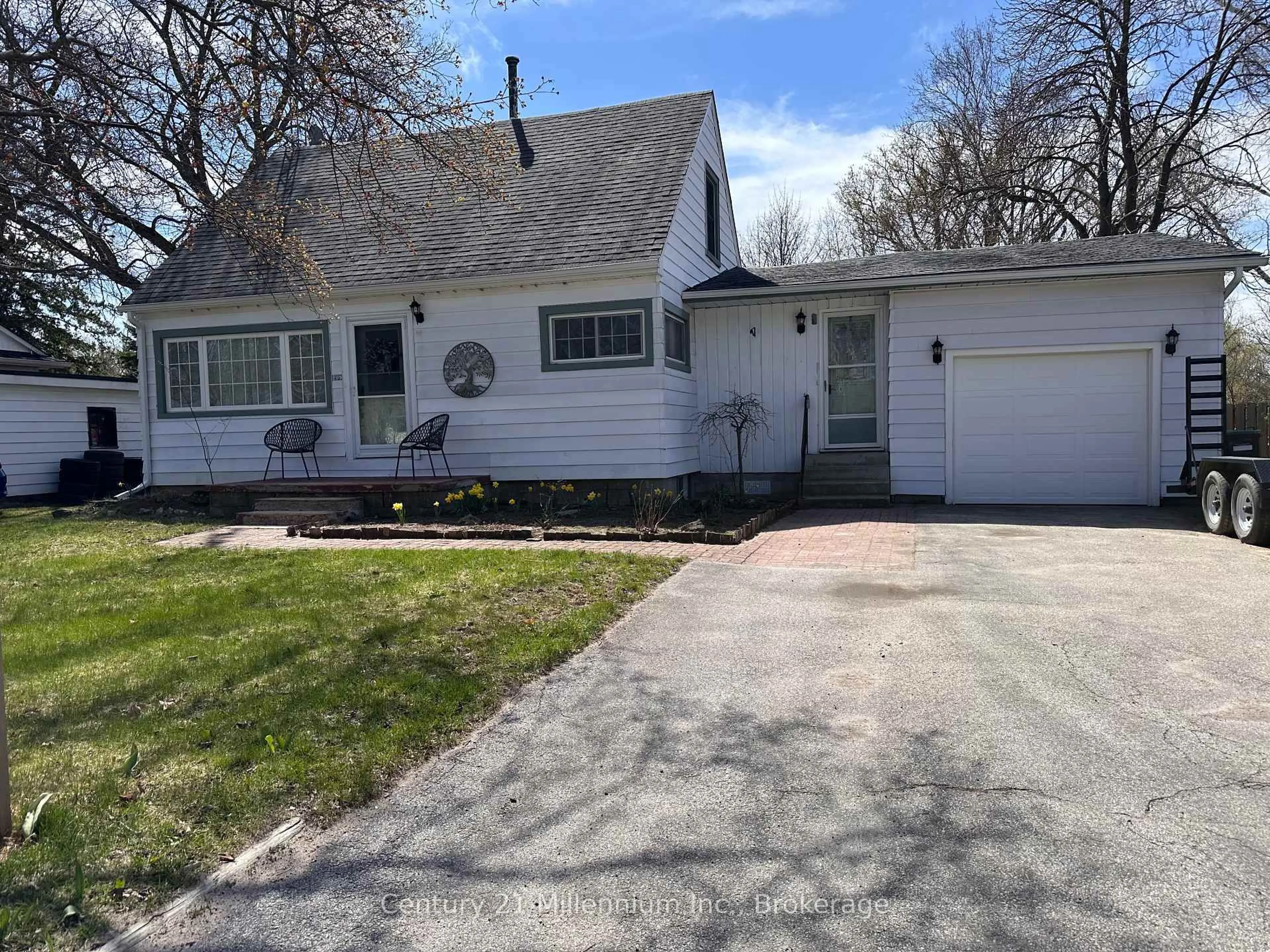 Home with vinyl exterior material, street for 209 Kirkwood Dr, Clearview Ontario L0M 1S0