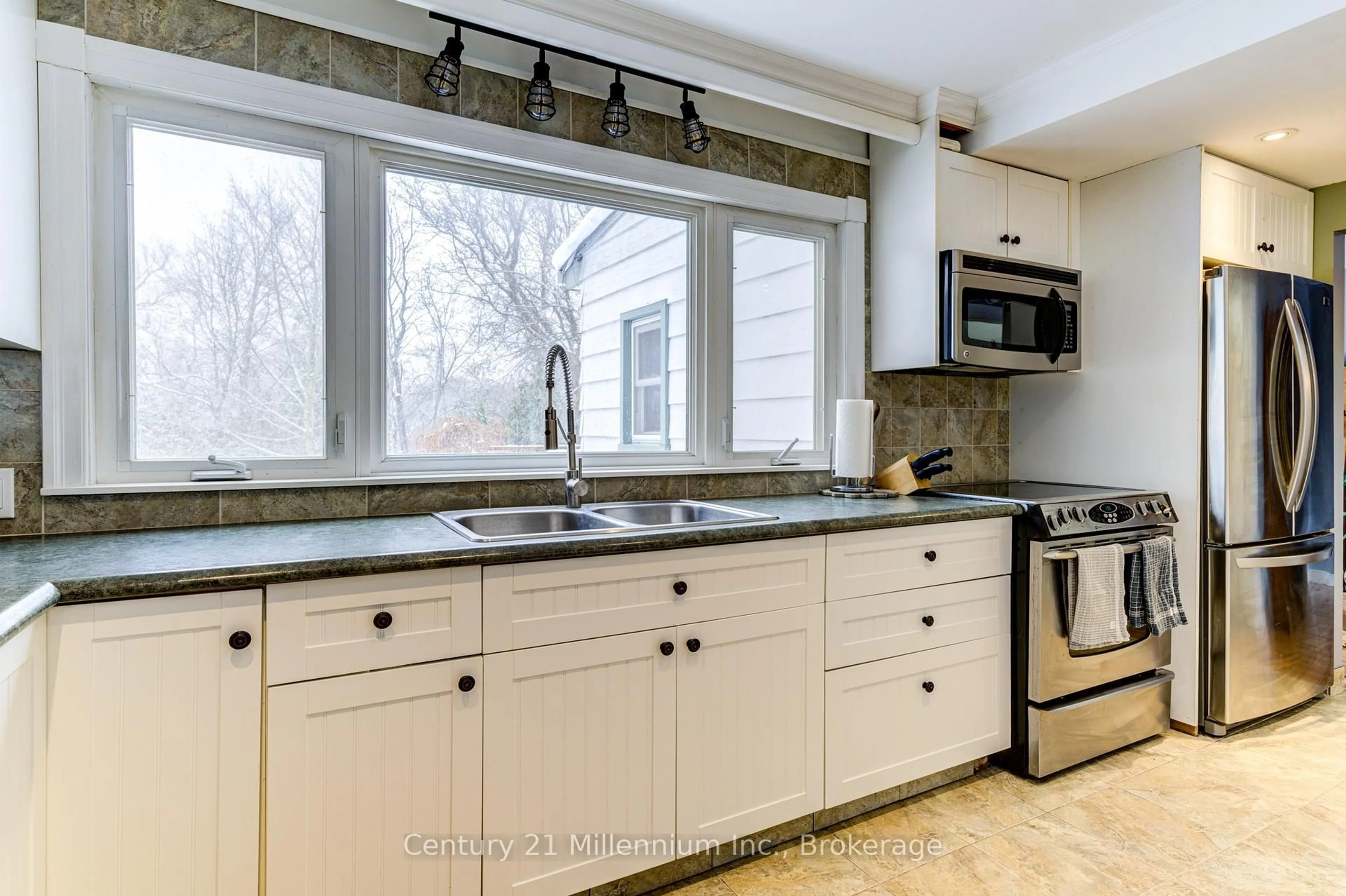 Open concept kitchen, unknown for 209 Kirkwood Dr, Clearview Ontario L0M 1S0