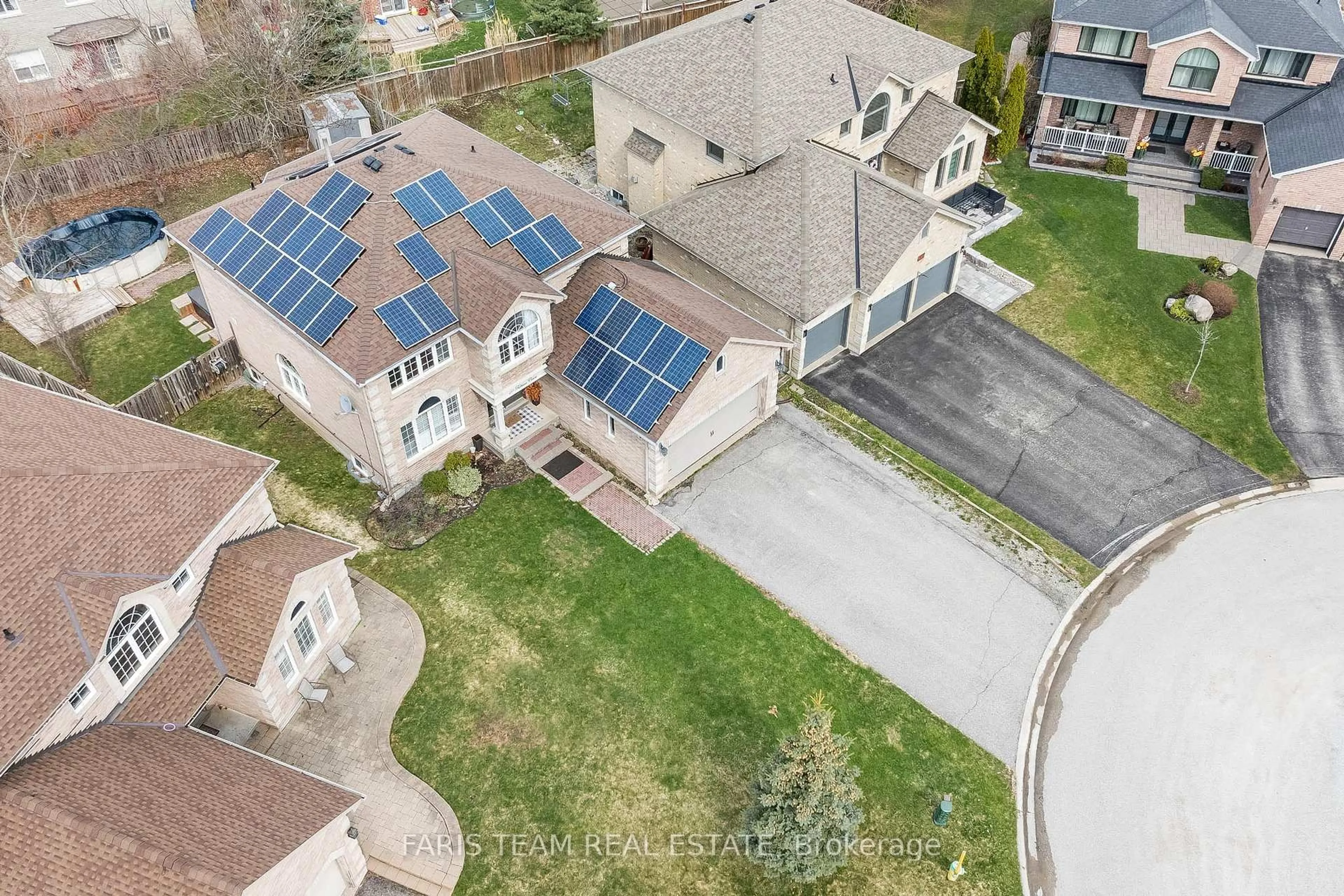 A pic from outside/outdoor area/front of a property/back of a property/a pic from drone, street for 10 Rebecca Crt, Barrie Ontario L4N 0V5
