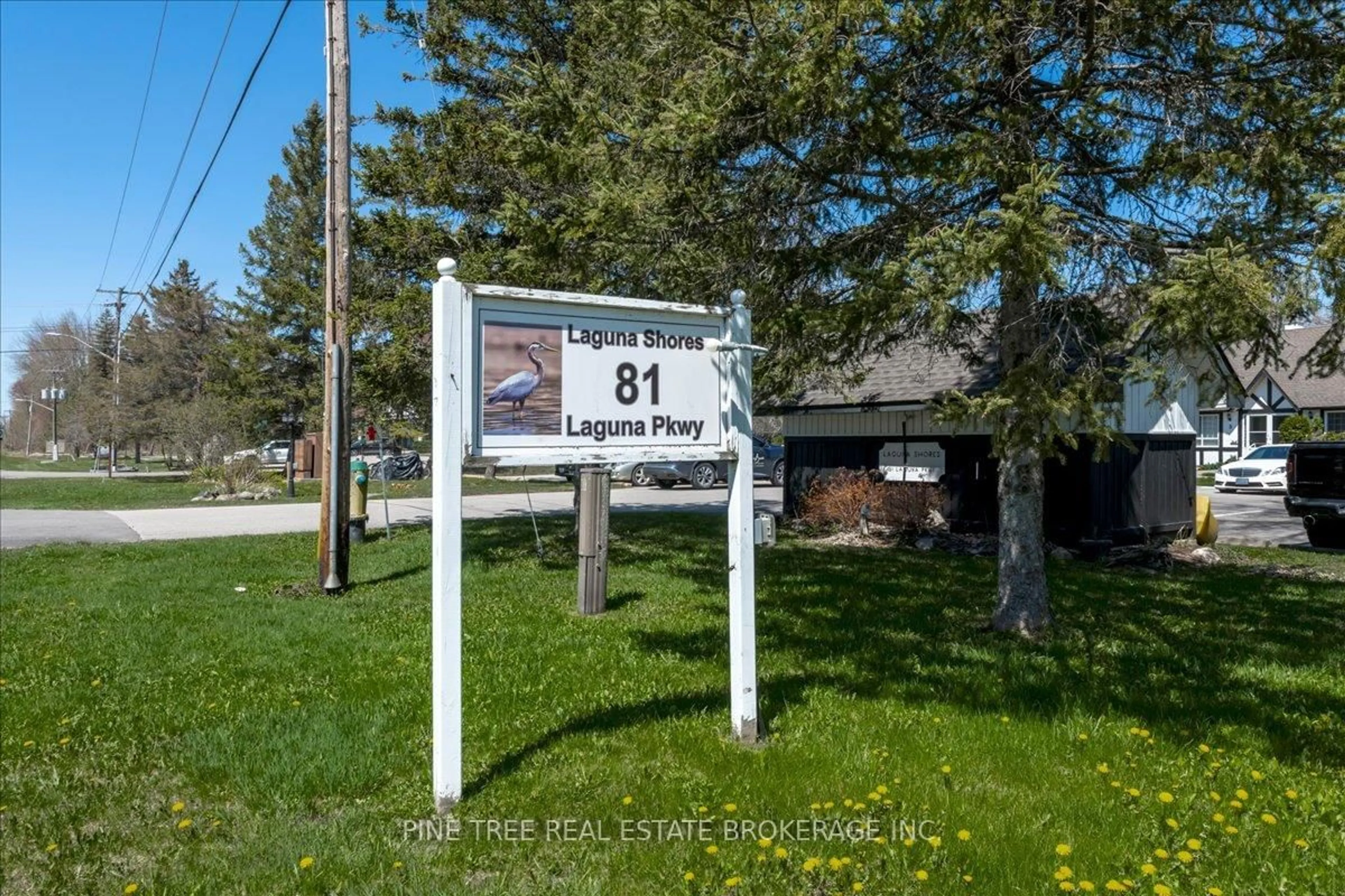 Indoor foyer for 81 Laguna Pkwy #12, Ramara Ontario L0K 1B0