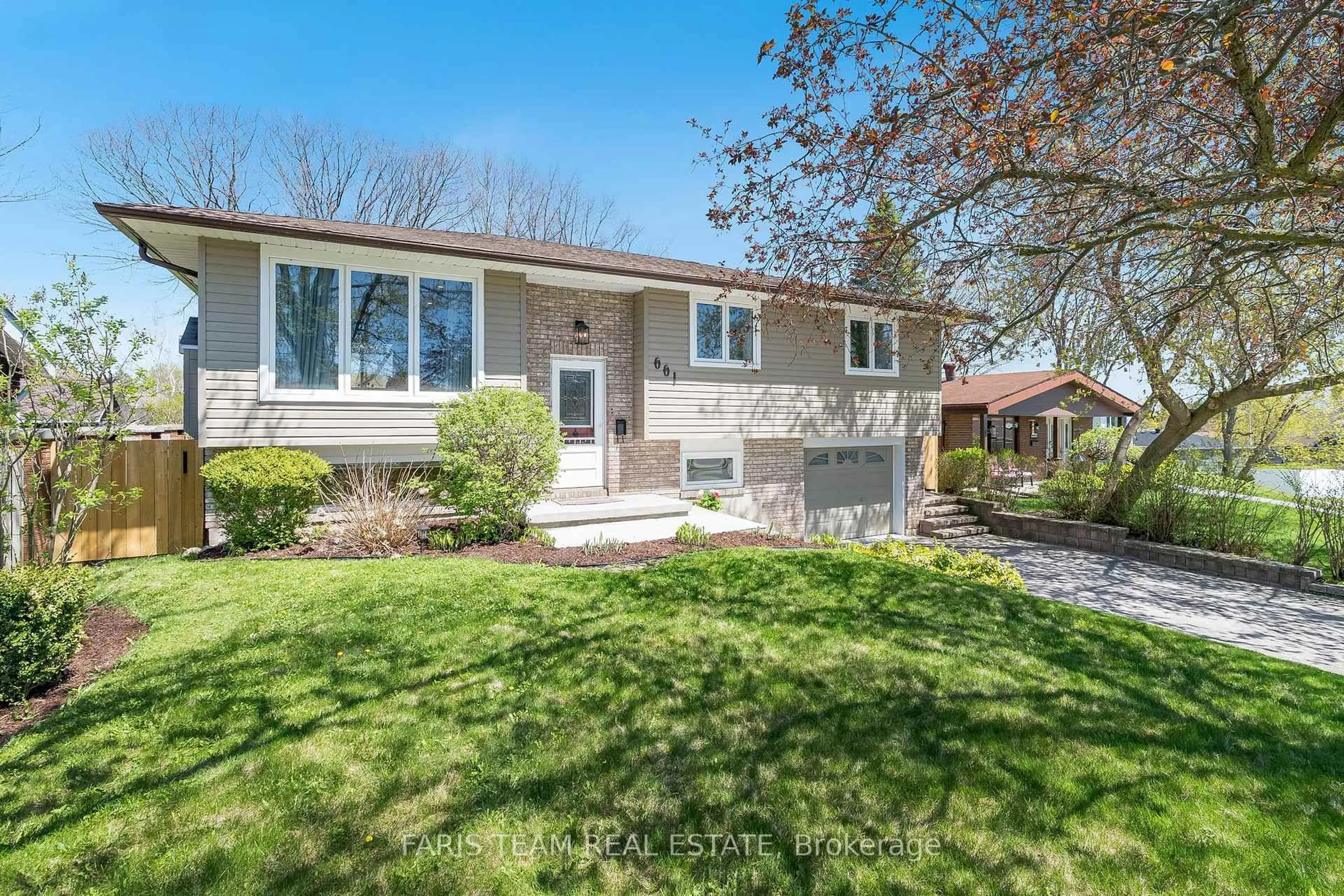 Home with vinyl exterior material, street for 661 Manly St, Midland Ontario L4R 3G7