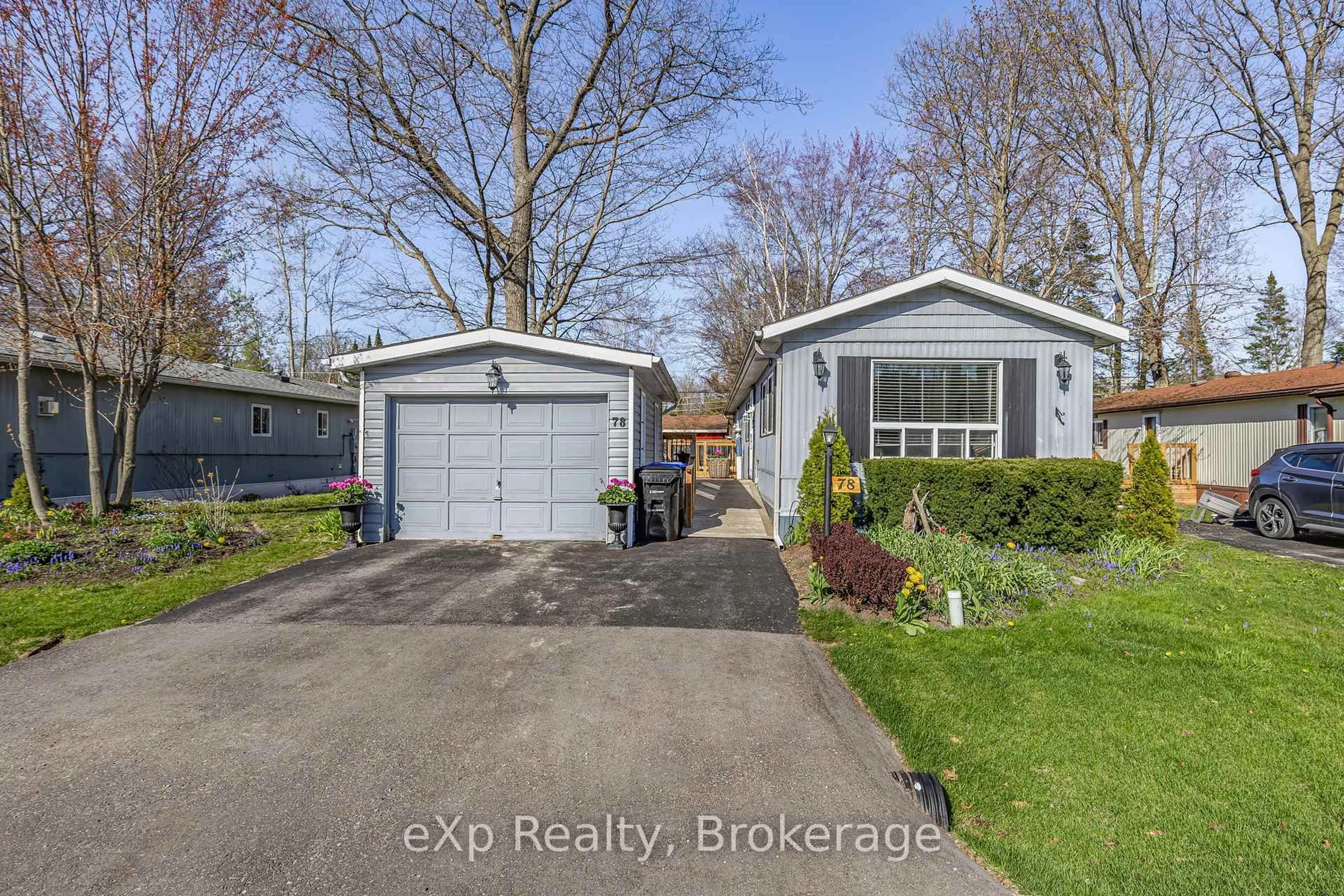 A pic from outside/outdoor area/front of a property/back of a property/a pic from drone, street for 78 Georgian Glen Dr, Wasaga Beach Ontario L9Z 1K8