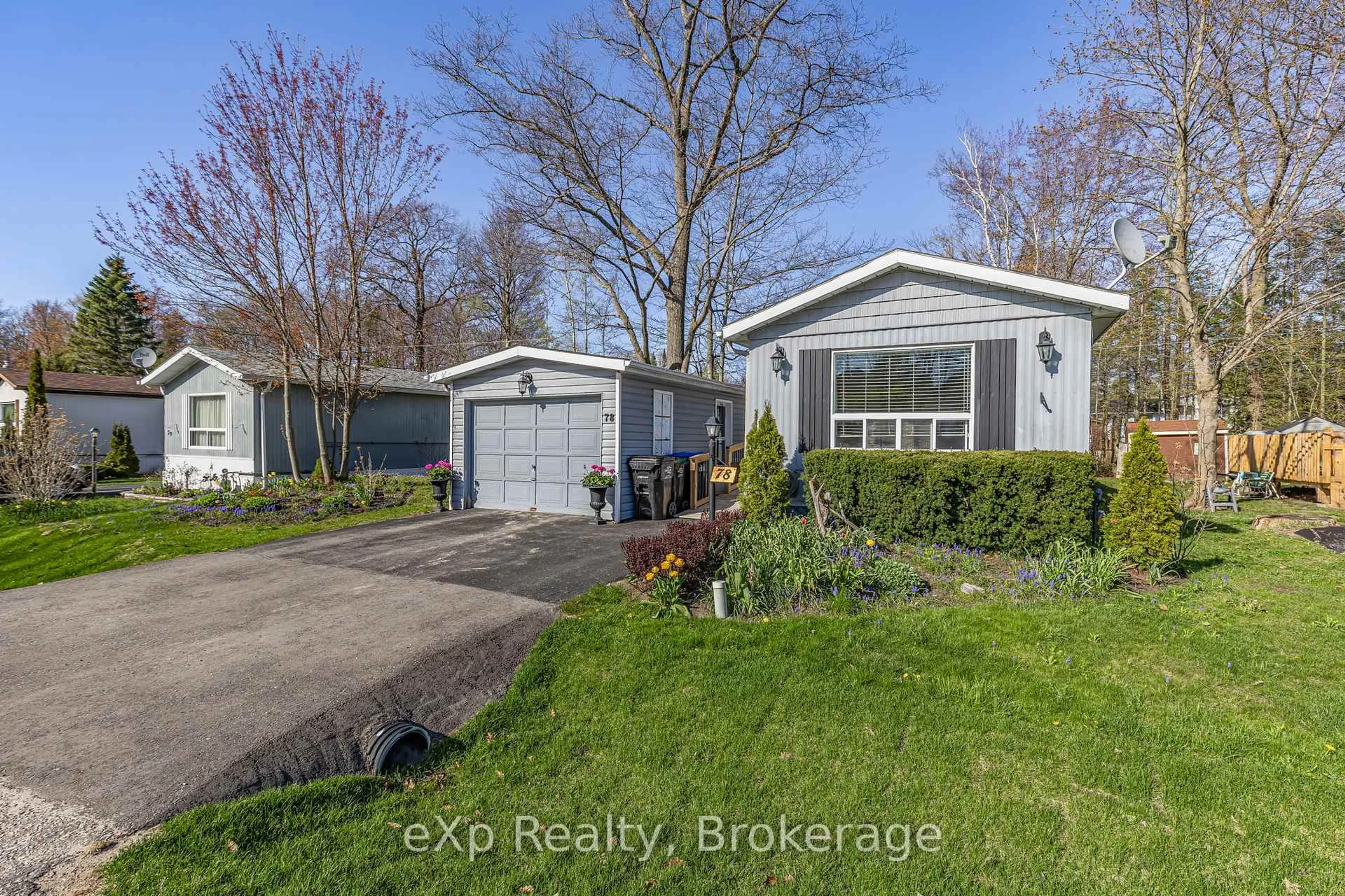 A pic from outside/outdoor area/front of a property/back of a property/a pic from drone, street for 78 Georgian Glen Dr, Wasaga Beach Ontario L9Z 1K8
