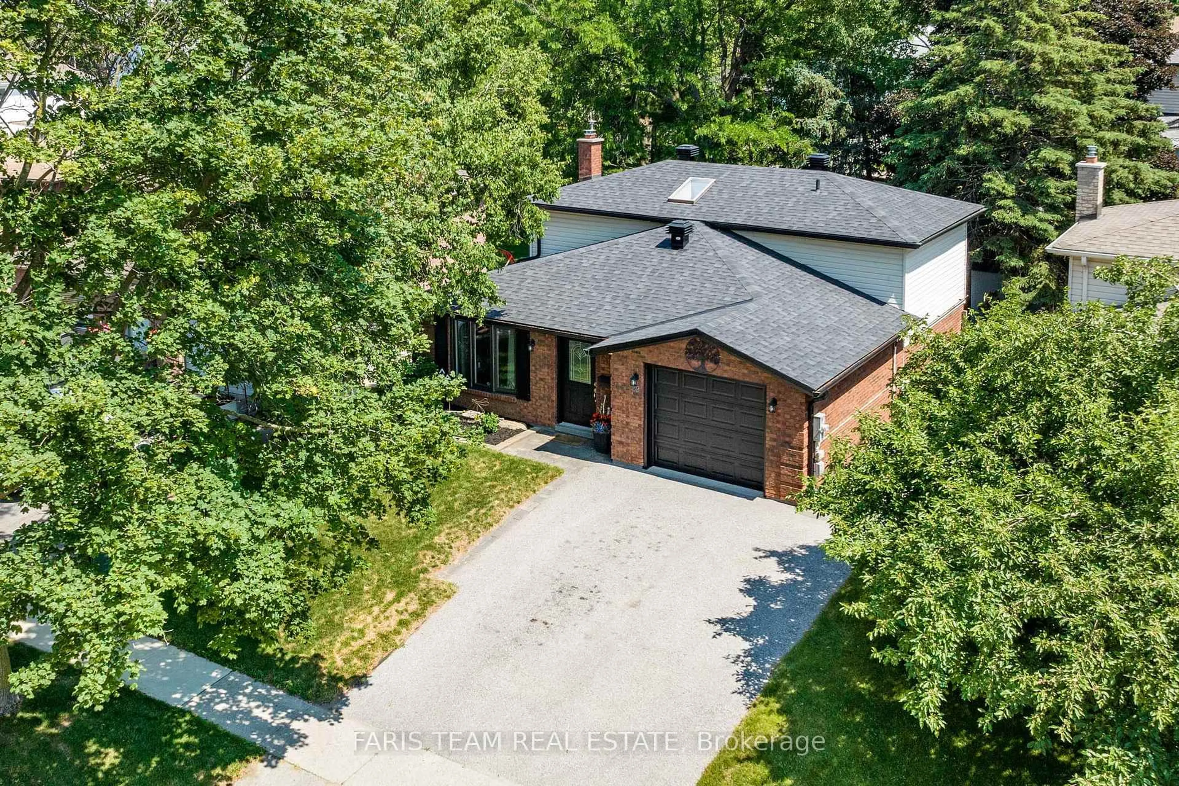 A pic from outside/outdoor area/front of a property/back of a property/a pic from drone, street for 49 Ridgeway Ave, Barrie Ontario L4N 5M2