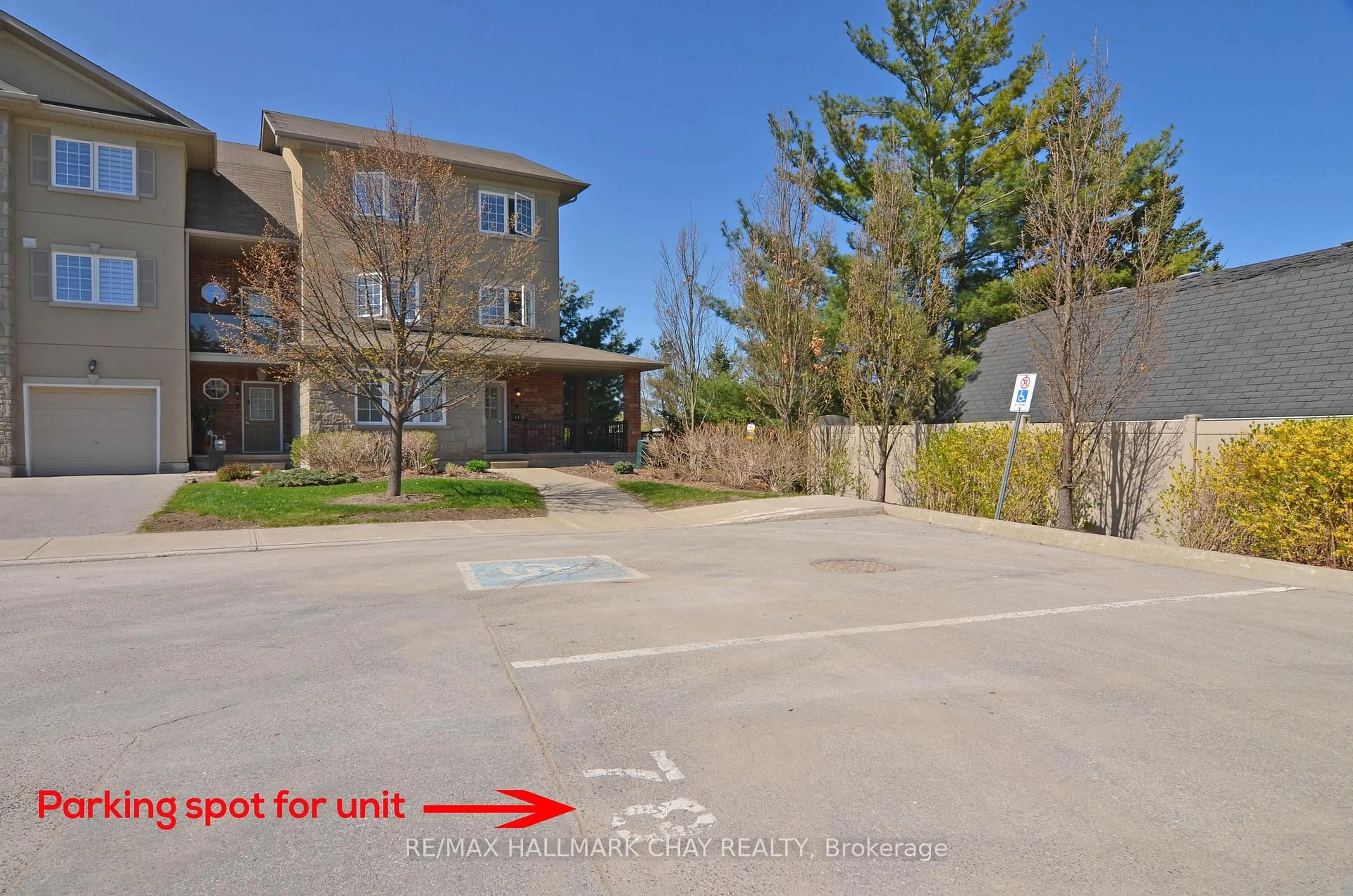 A pic from outside/outdoor area/front of a property/back of a property/a pic from drone, street for 49 Ferndale Dr #8, Barrie Ontario L4N 5W9