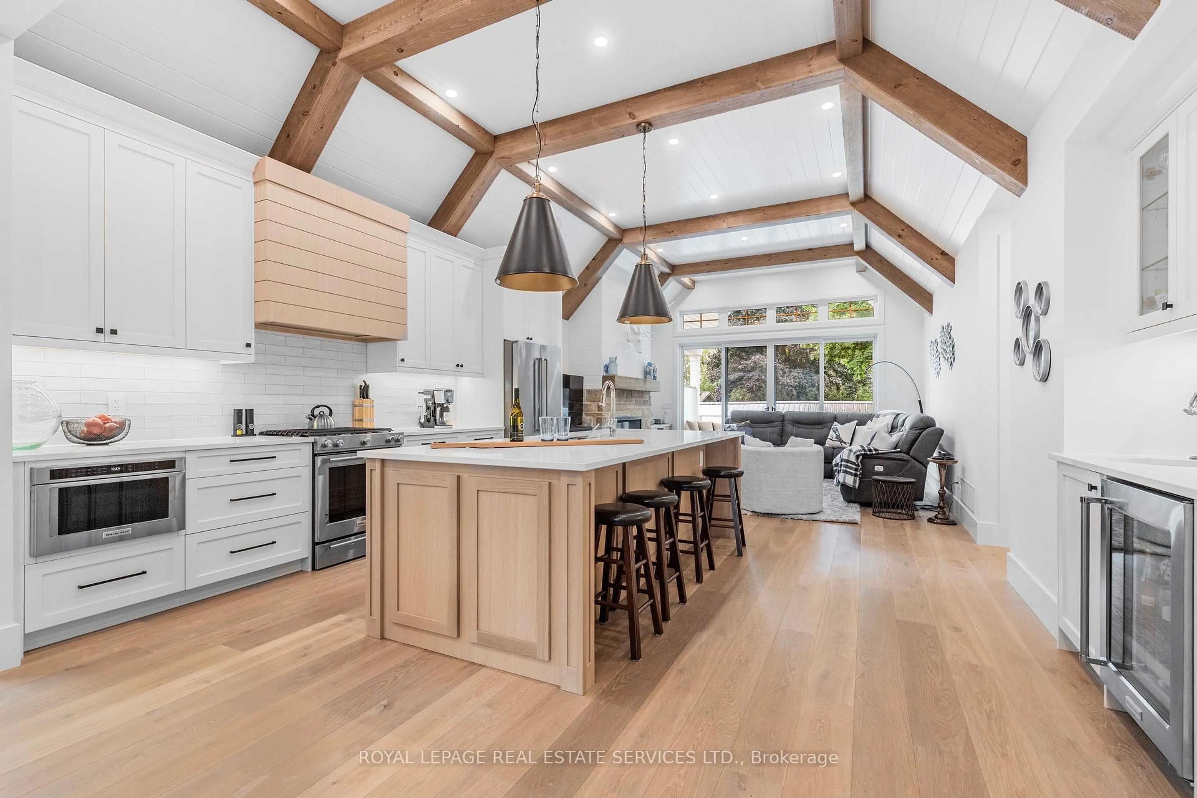 Open concept kitchen, wood/laminate floor for 53 Niagara St, Collingwood Ontario L9Y 3X1