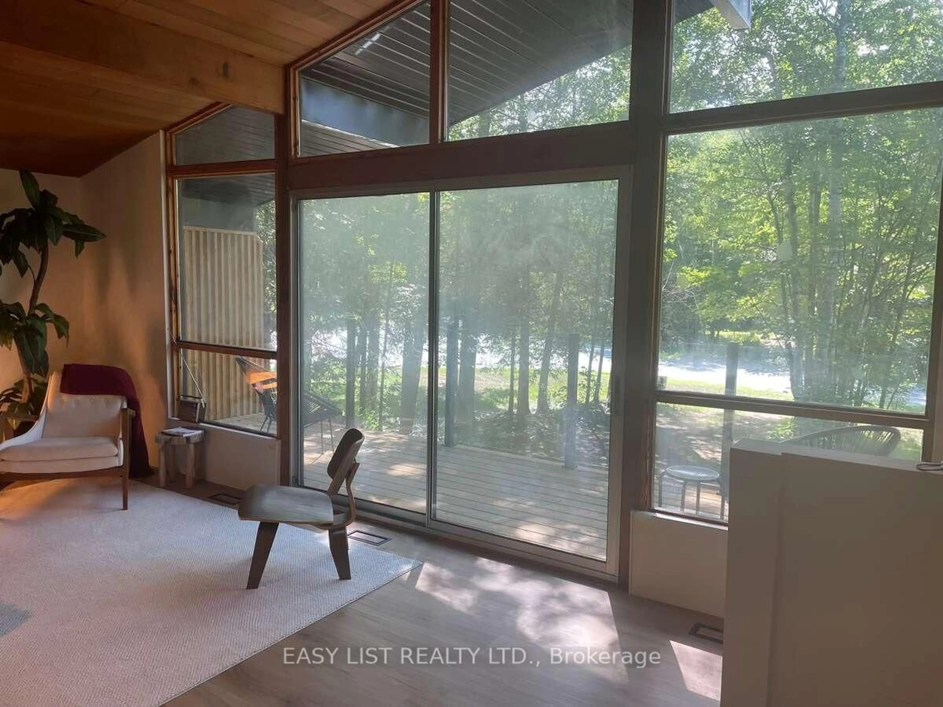 Indoor entryway for 28 Birch Tr, Wasaga Beach Ontario L9Z 2S1