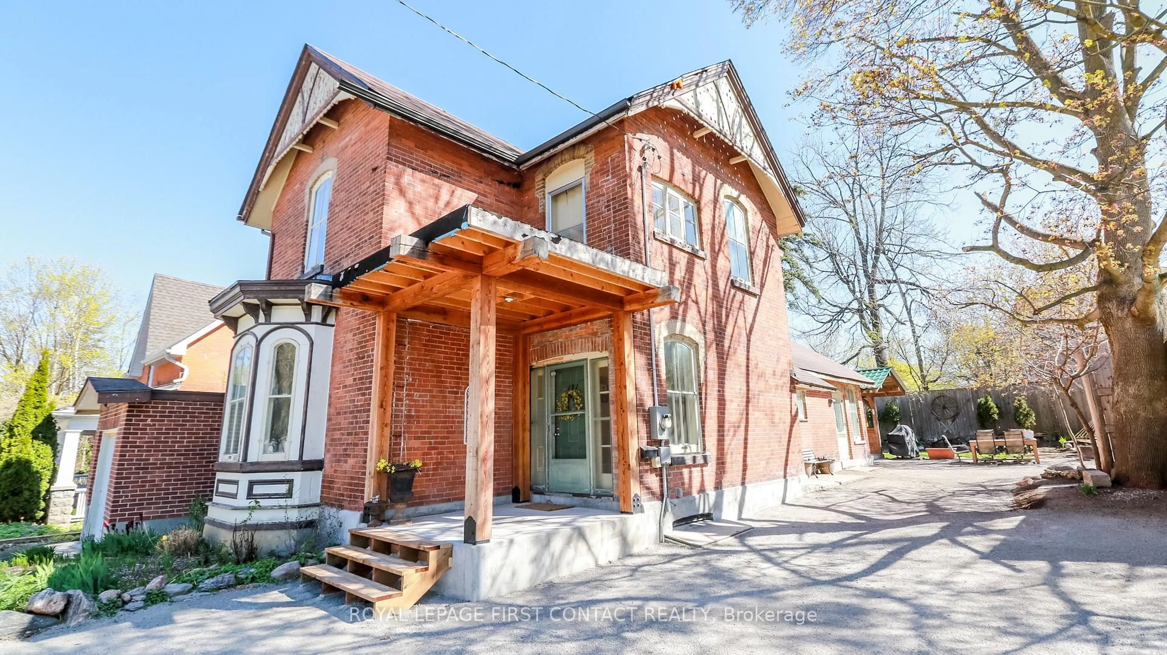 Home with brick exterior material, street for 121 Mulcaster St, Barrie Ontario L4M 3M8