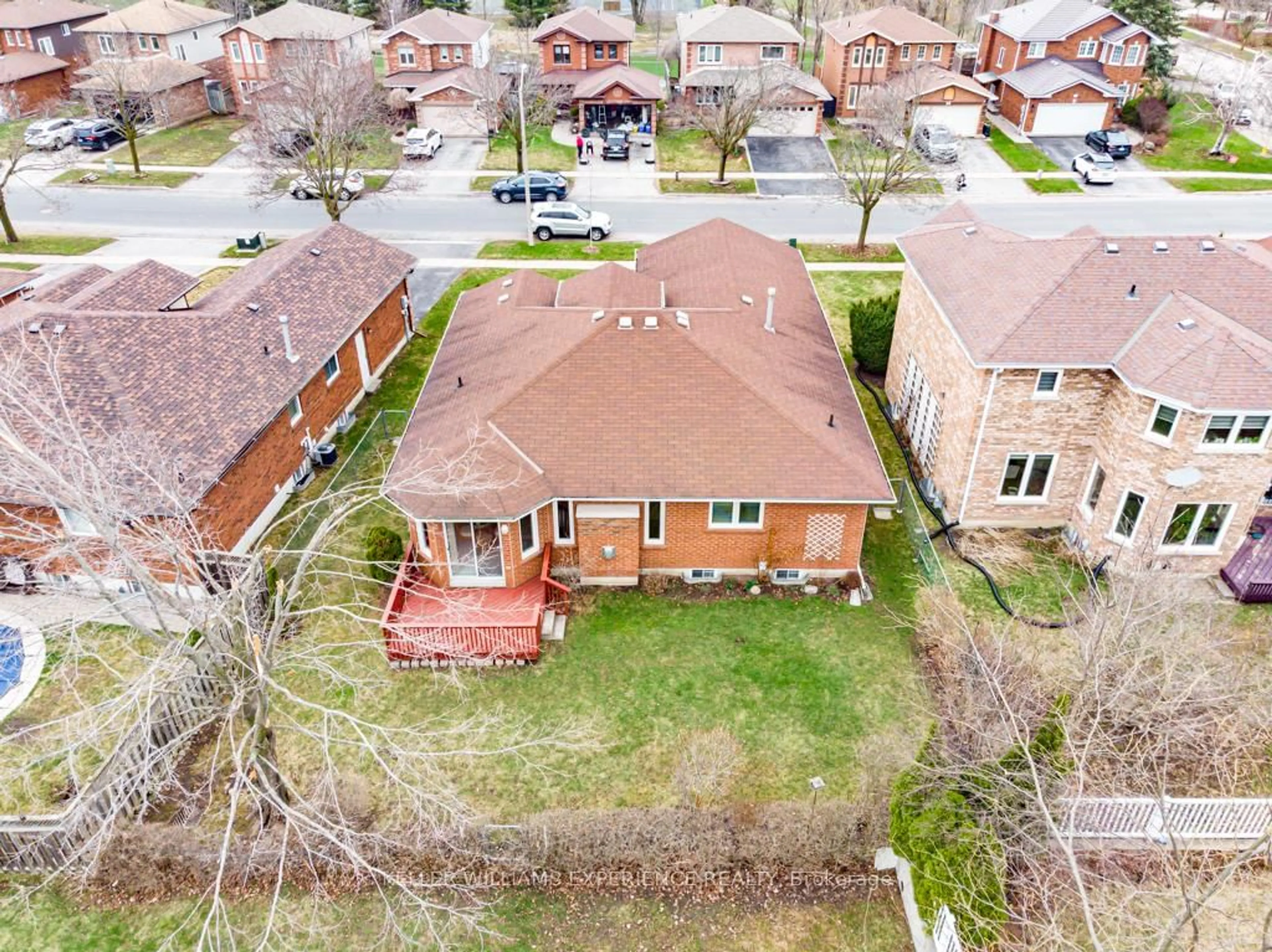 A pic from outside/outdoor area/front of a property/back of a property/a pic from drone, street for 85 Arthur Ave, Barrie Ontario L4M 6H6