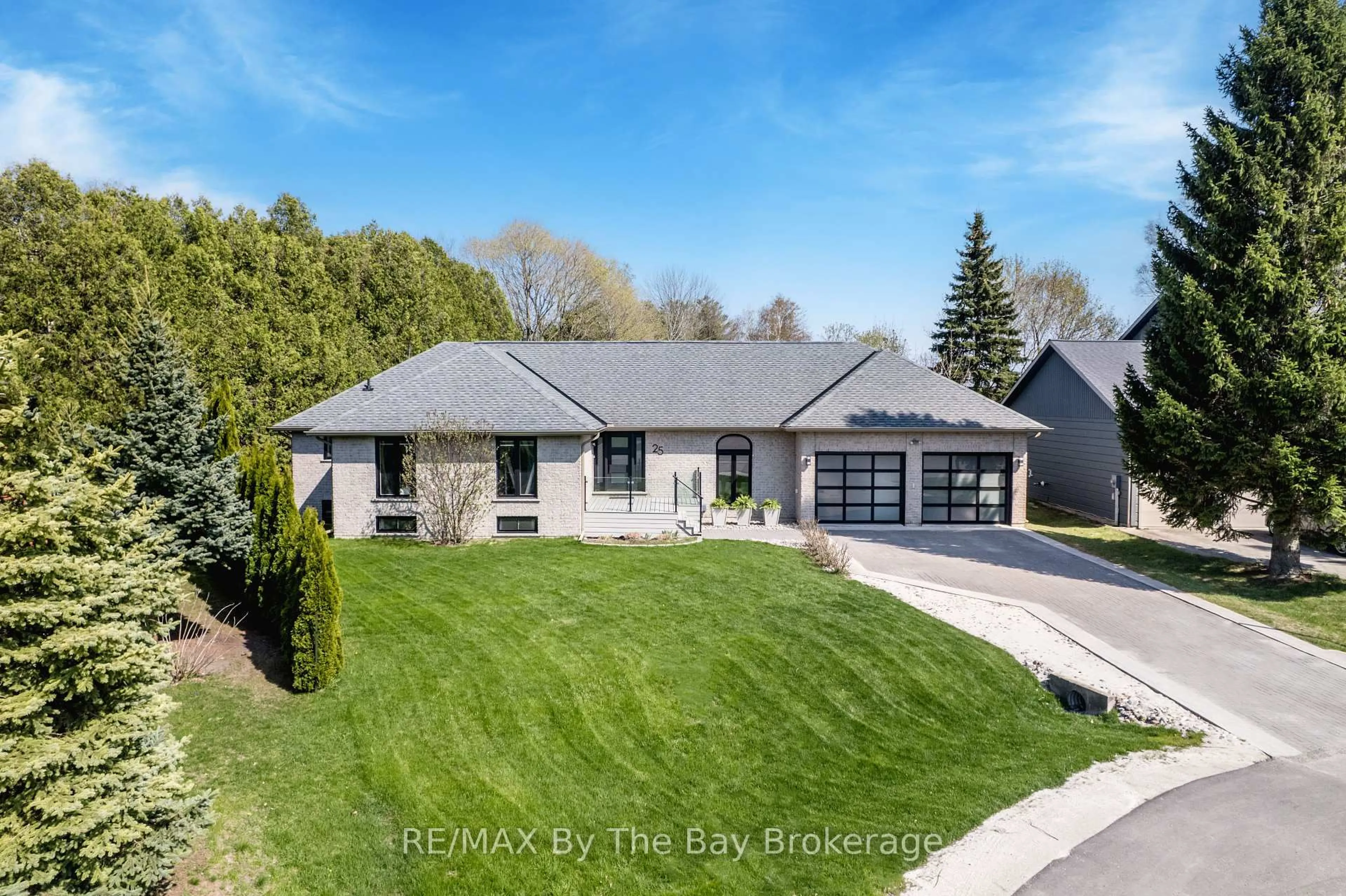 A pic from outside/outdoor area/front of a property/back of a property/a pic from drone, street for 25 Britton Crt, Wasaga Beach Ontario L9Z 1C1