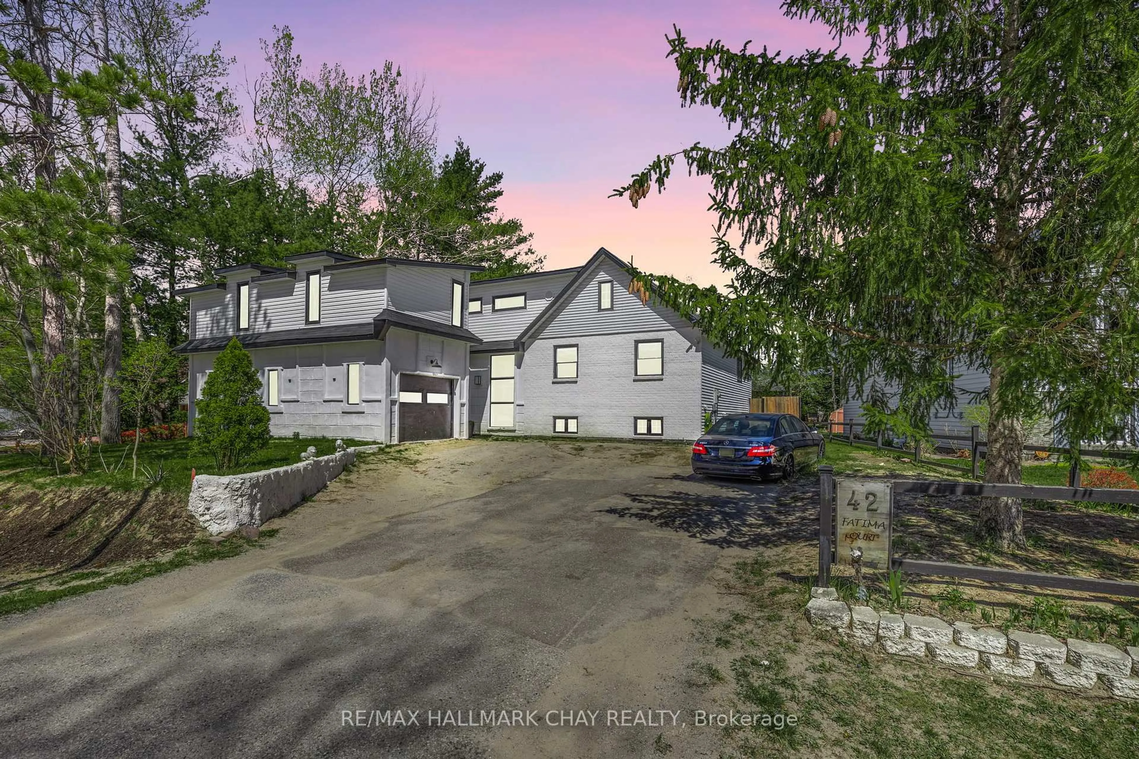 A pic from outside/outdoor area/front of a property/back of a property/a pic from drone, unknown for 42 Fatima Crt, Wasaga Beach Ontario L9Z 1K9