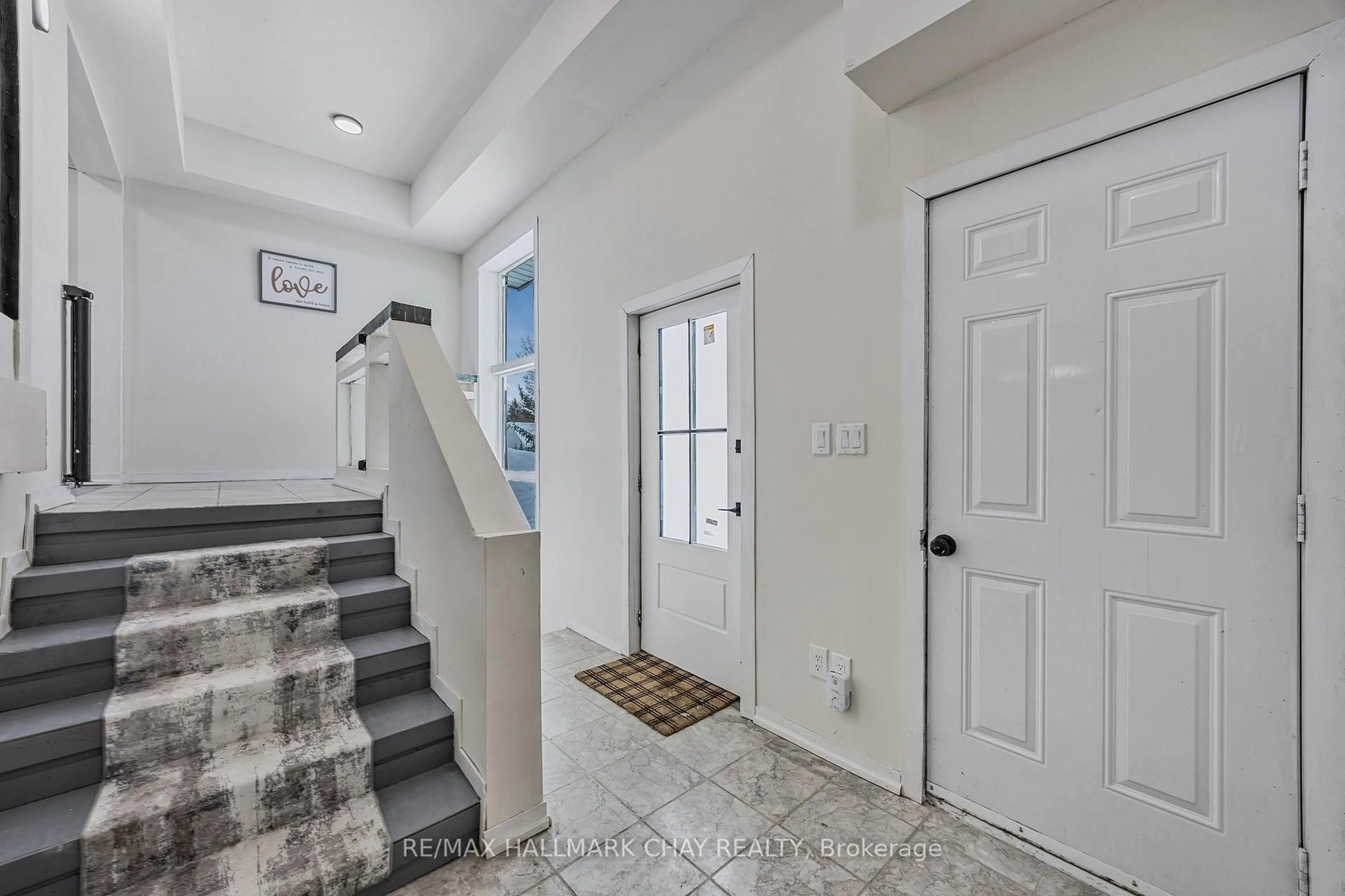 Indoor entryway for 42 Fatima Crt, Wasaga Beach Ontario L9Z 1K9