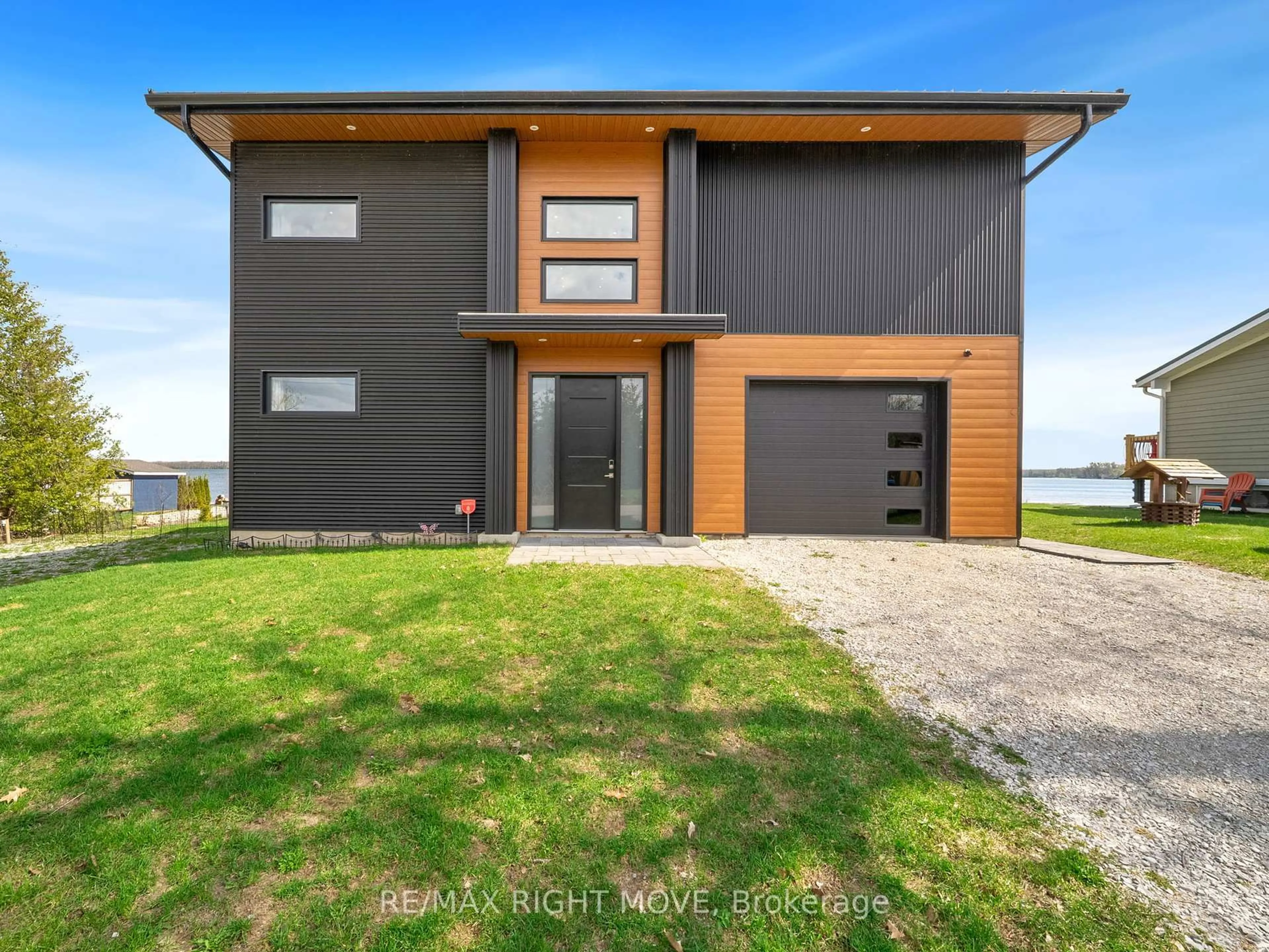 A pic from outside/outdoor area/front of a property/back of a property/a pic from drone, unknown for 1925 Woods Bay Rd, Severn Ontario L3V 6H3