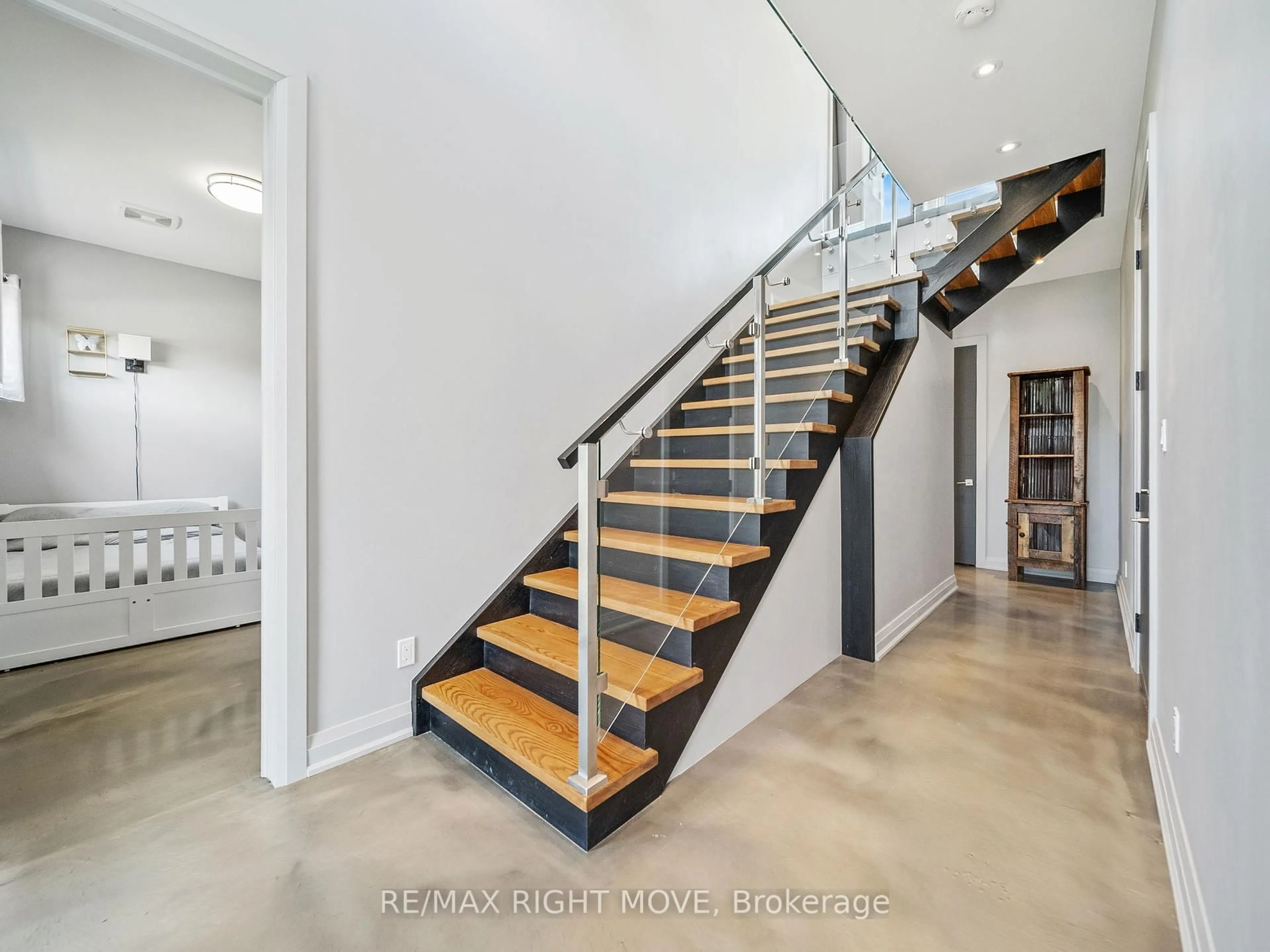 Stairs for 1925 Woods Bay Rd, Severn Ontario L3V 6H3