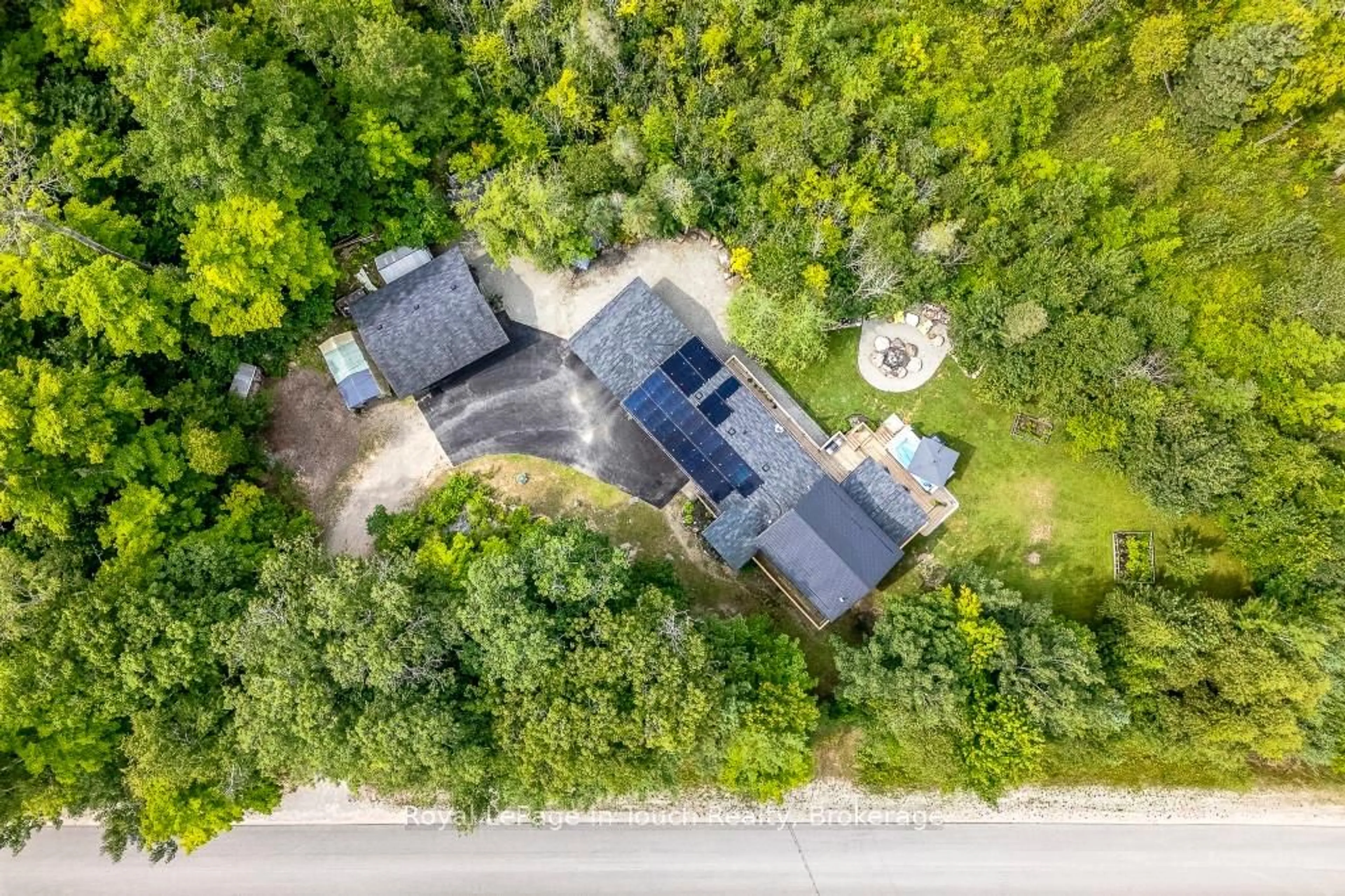 A pic from outside/outdoor area/front of a property/back of a property/a pic from drone, street for 36 Meadows Ave, Tay Ontario L0K 2C0