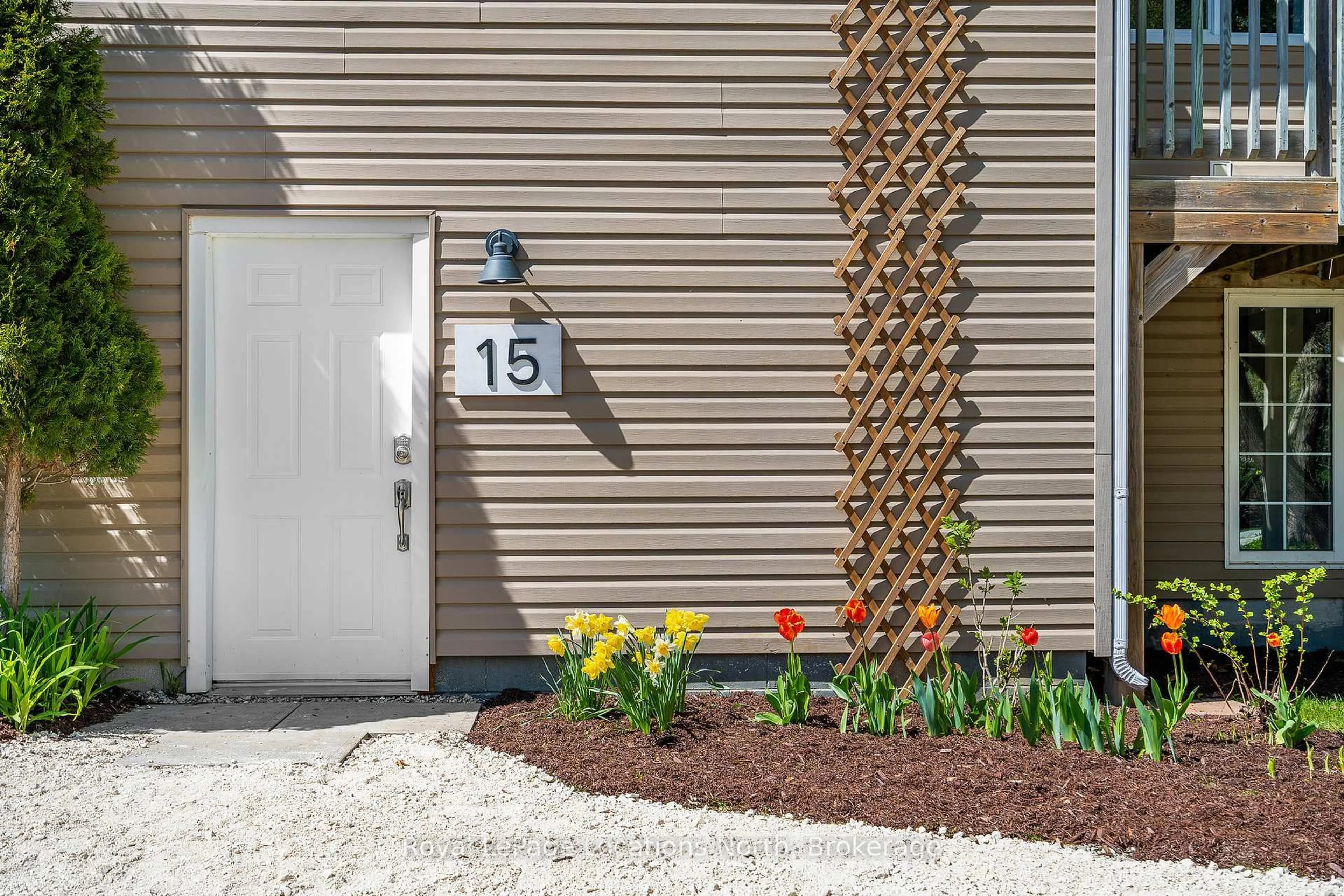 Indoor entryway for 15 Stalker St, Collingwood Ontario L9Y 3Z1